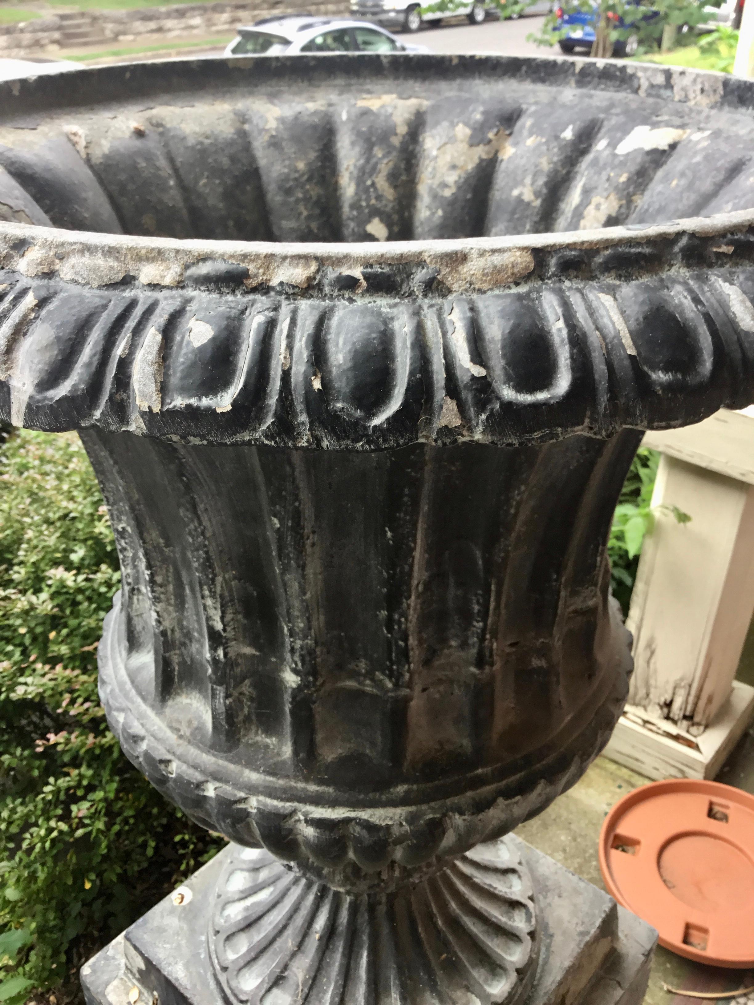 Paire de grandes urnes de jardin en métal cannelé de style classique sur pied Abîmé - En vente à Nashville, TN