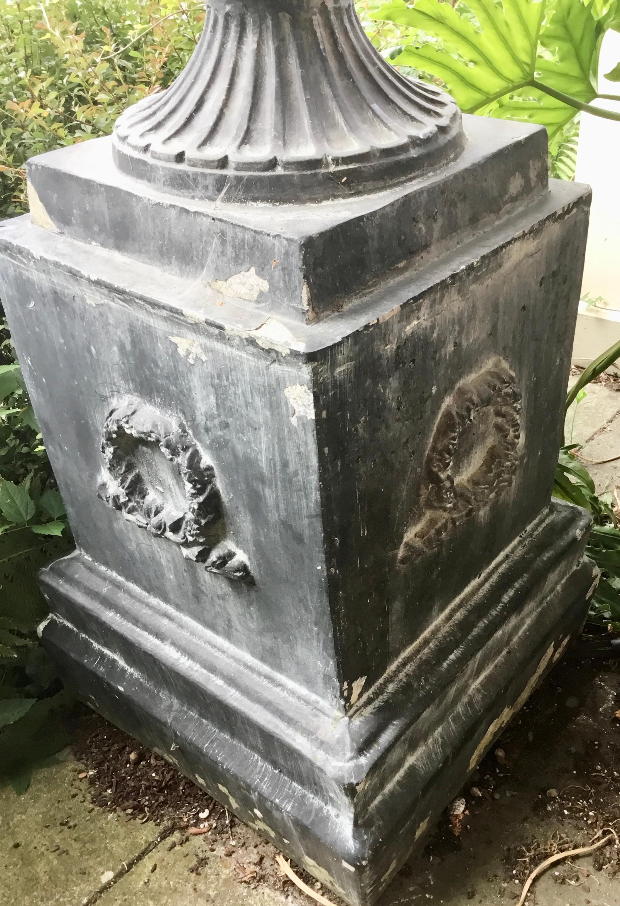 Paire de grandes urnes de jardin en métal cannelé de style classique sur pied en vente 2