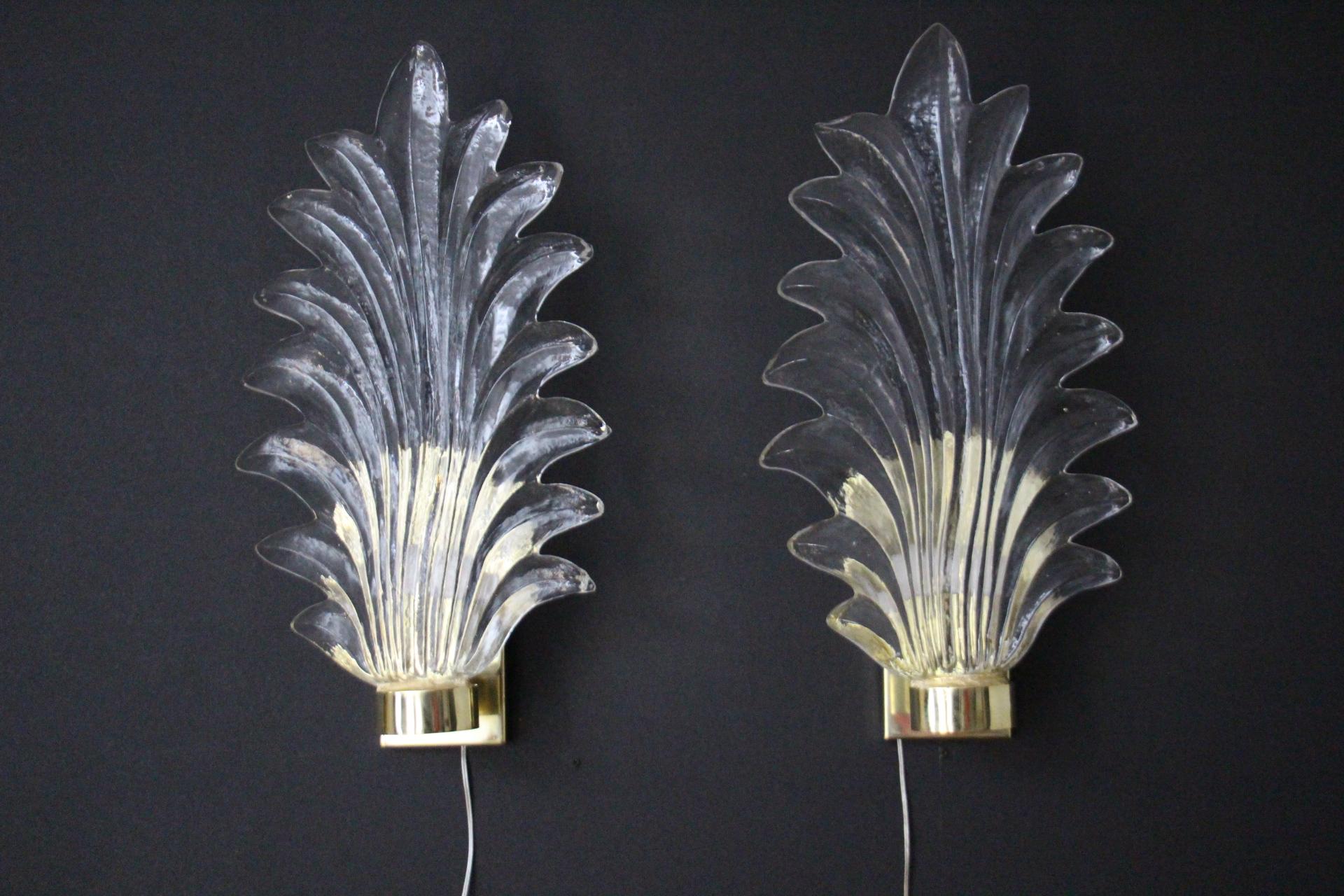 Questo bellissimo vetro di Murano a forma di foglia è stato interamente realizzato a mano in Italia da artigiani di grande talento. La sua forma organica è notevole, come se fosse destinata a muoversi, è molto vivace. Il vetro è molto spesso e ha