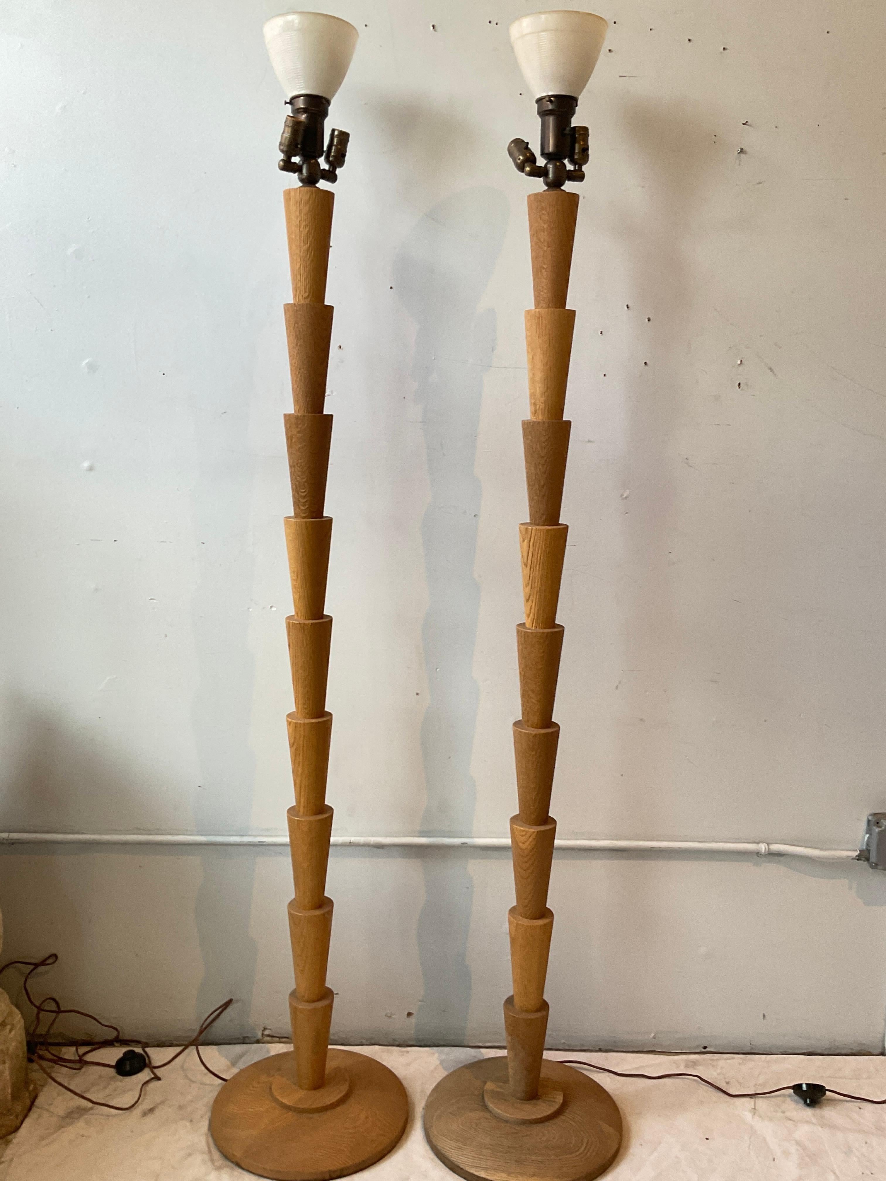 Paire de grands lampadaires en bois de style déco. Provenant d'une succession de Southampton, NY. Câblage d'origine à refaire.