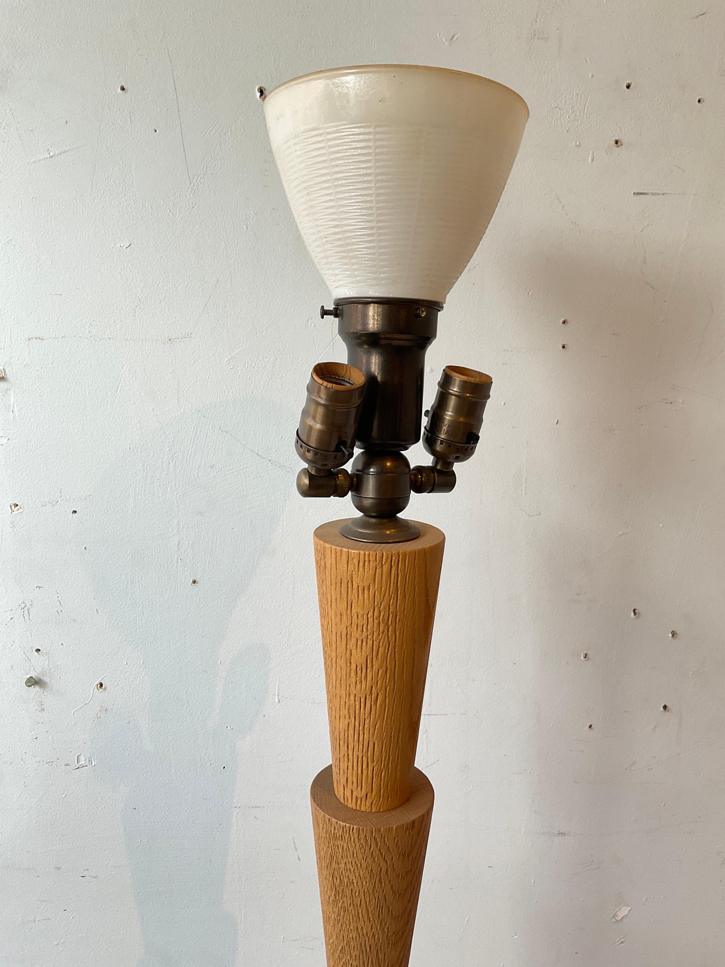 Paire de grands lampadaires en bois de style déco en vente 1