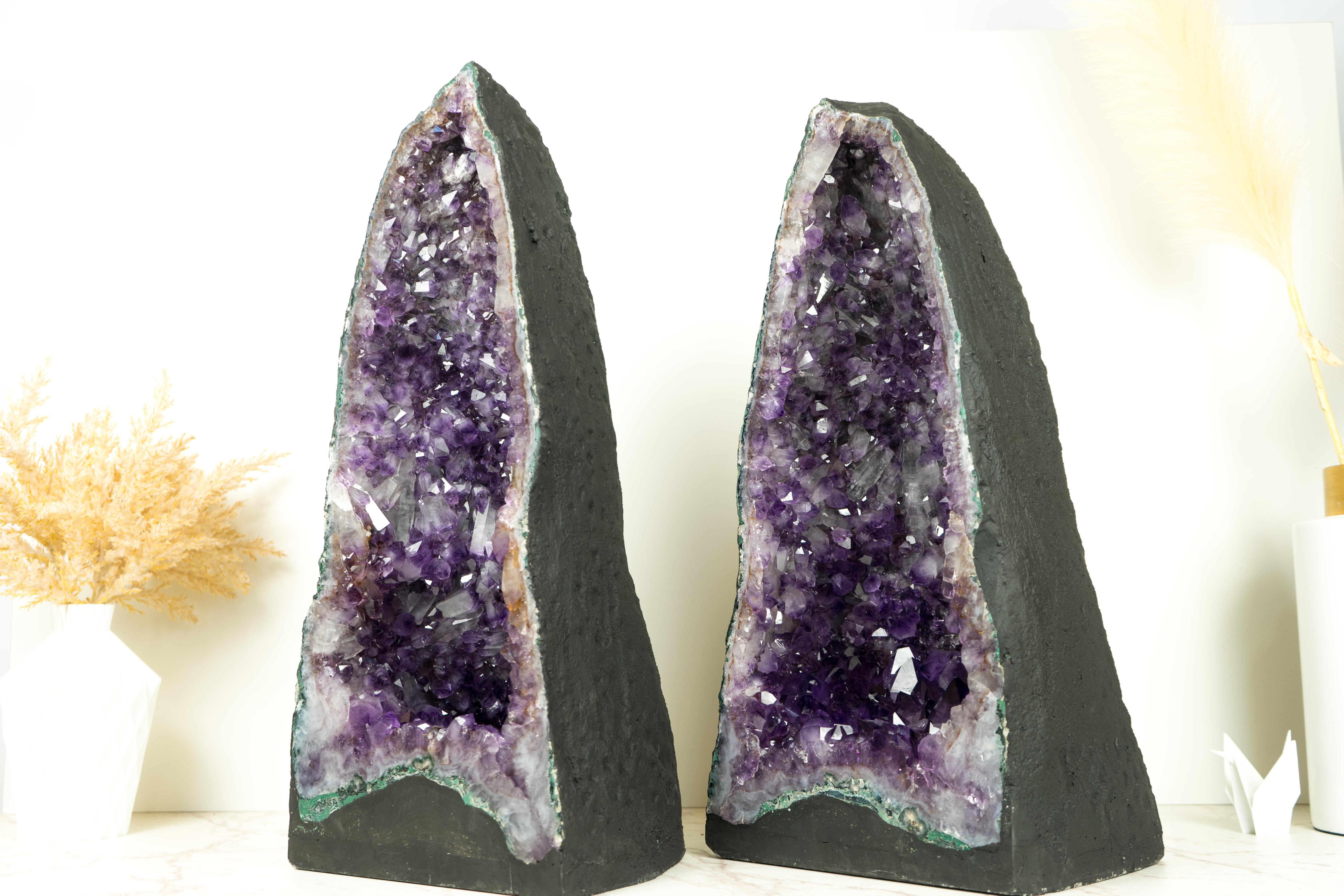 Paire de hautes cathédrales géométriques en cristal d'améthyste violet profond, avec Druzy rare en vente 4