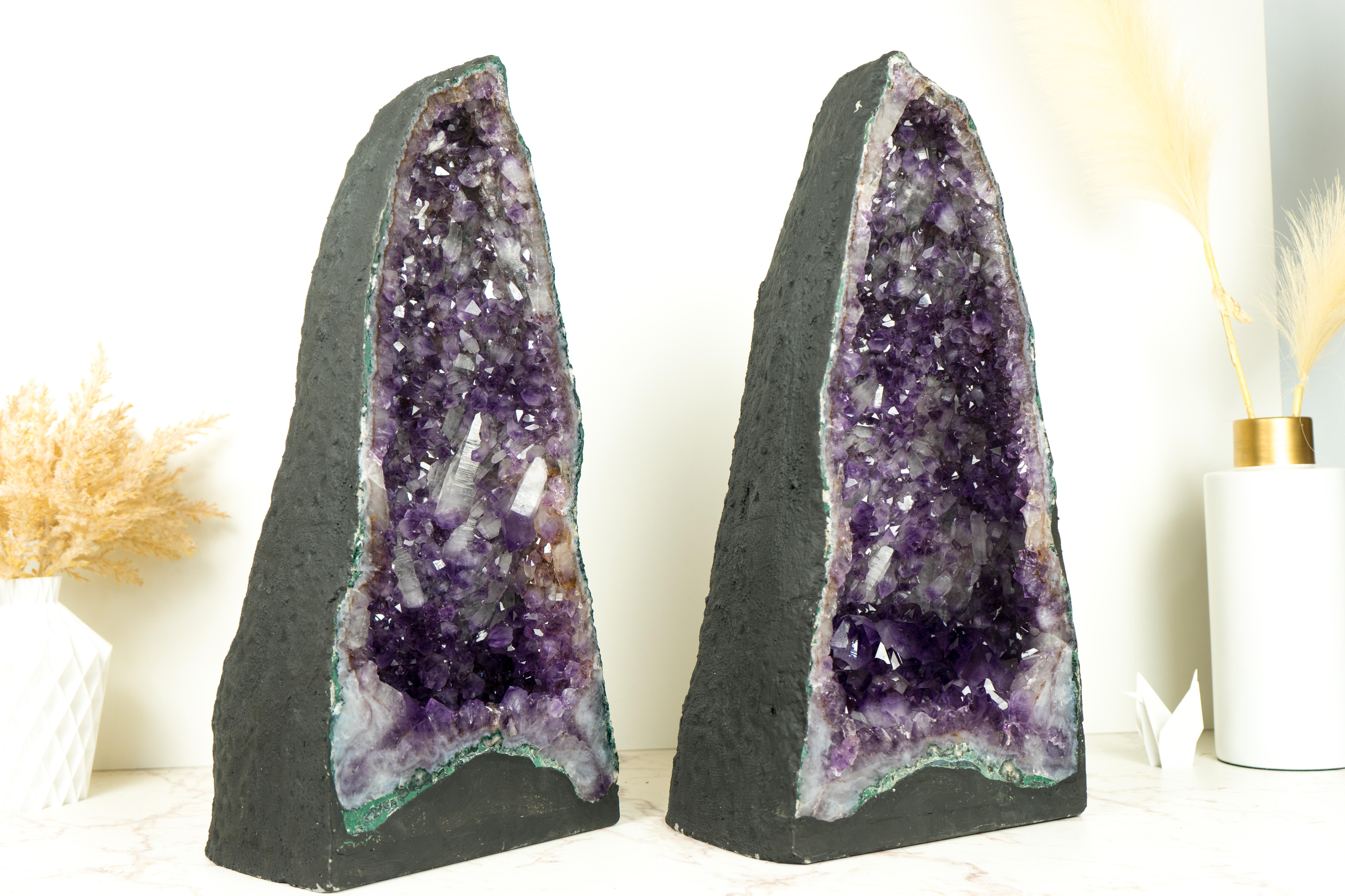 Paire de hautes cathédrales géométriques en cristal d'améthyste violet profond, avec Druzy rare en vente 5