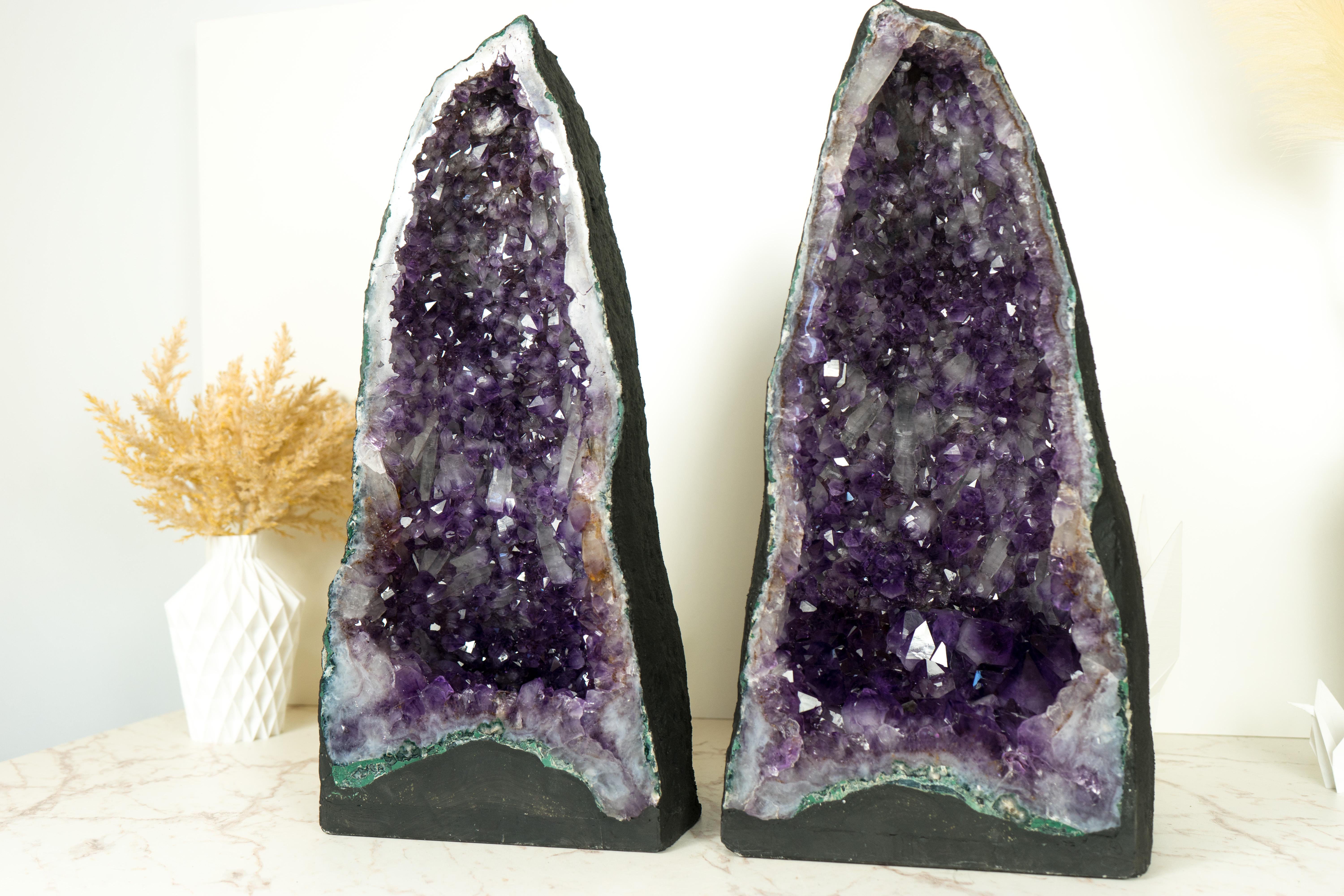 Paire de hautes cathédrales géométriques en cristal d'améthyste violet profond, avec Druzy rare en vente 6
