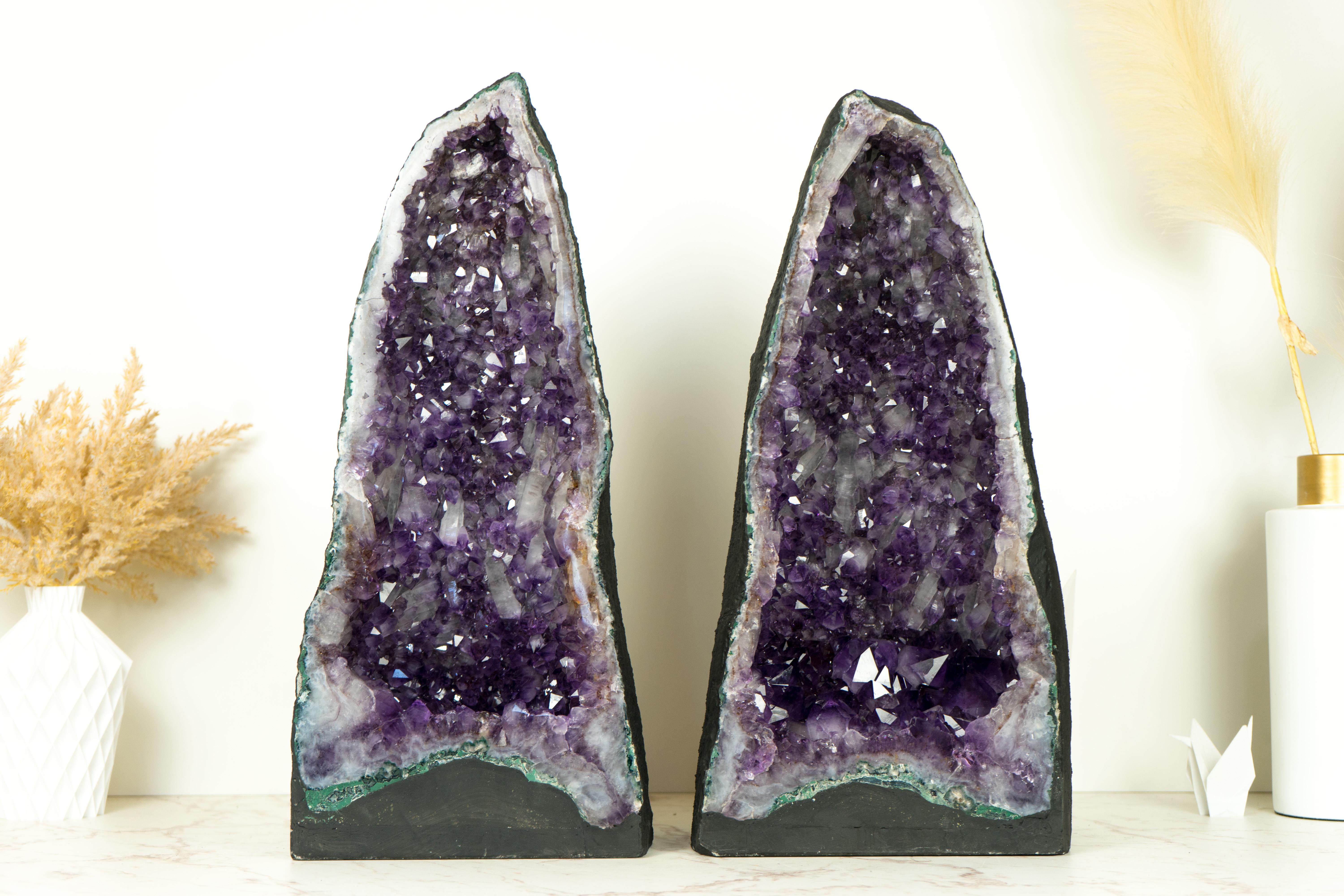 Brésilien Paire de hautes cathédrales géométriques en cristal d'améthyste violet profond, avec Druzy rare en vente