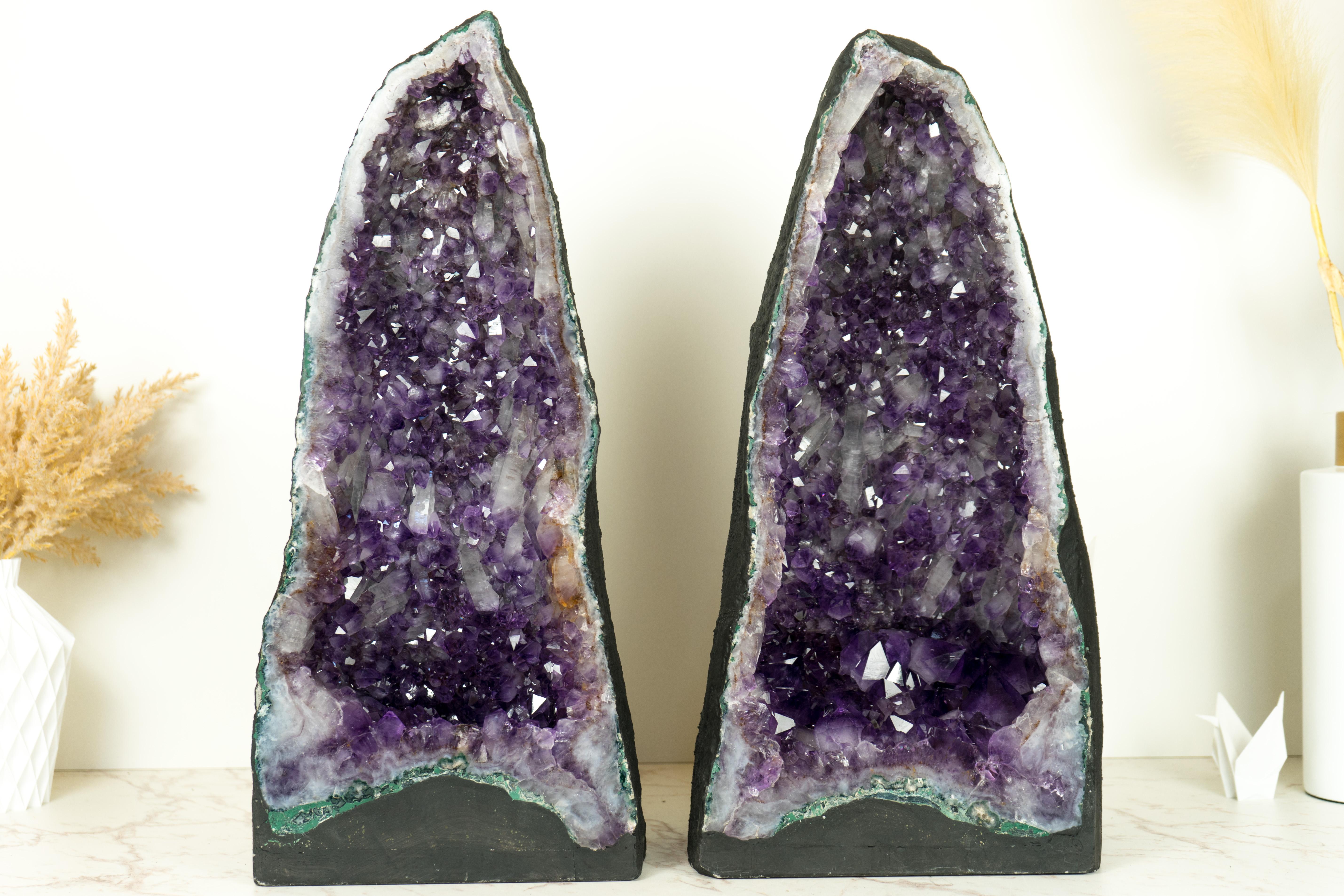 Paire de hautes cathédrales géométriques en cristal d'améthyste violet profond, avec Druzy rare Excellent état - En vente à Ametista Do Sul, BR