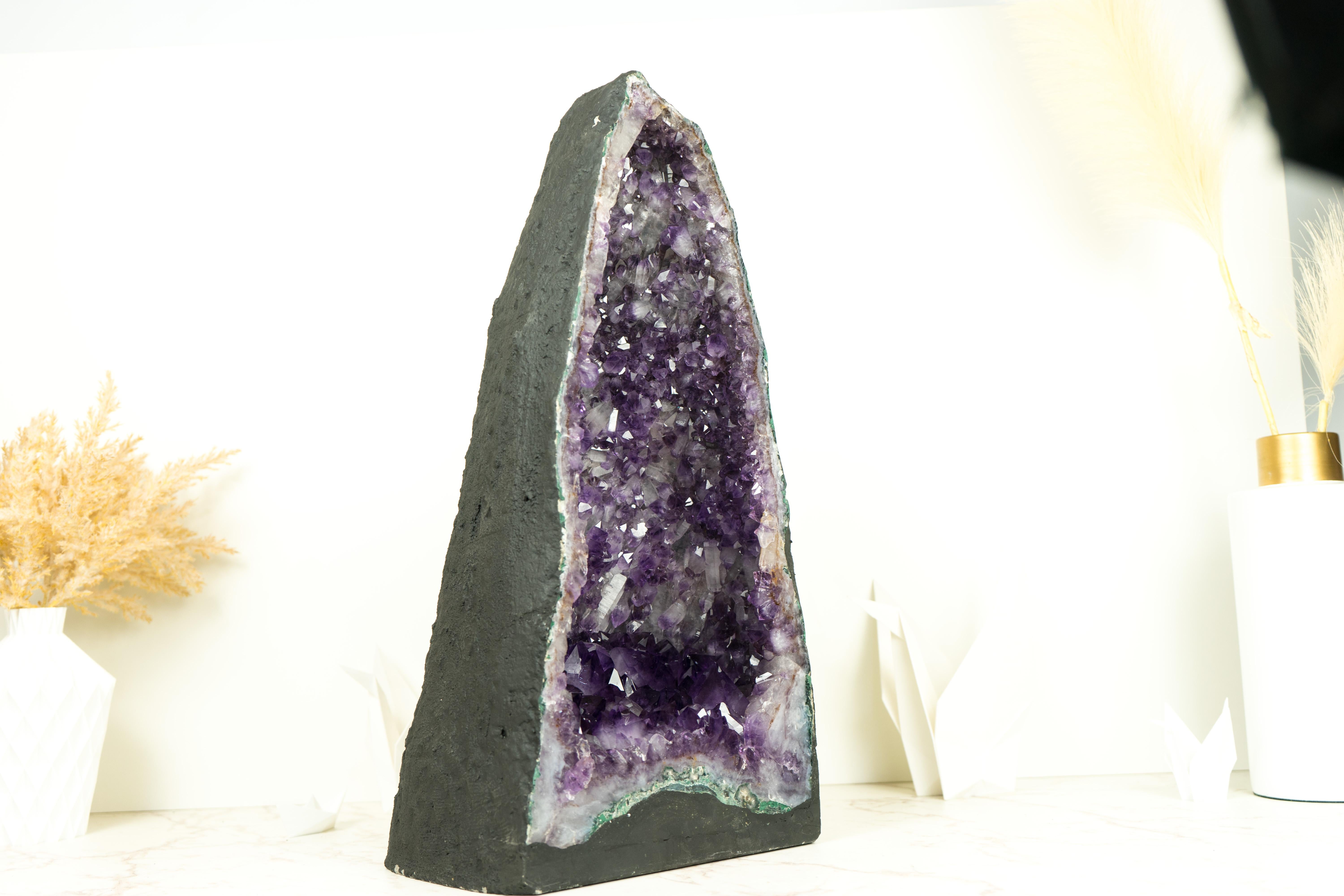 Paire de hautes cathédrales géométriques en cristal d'améthyste violet profond, avec Druzy rare en vente 1