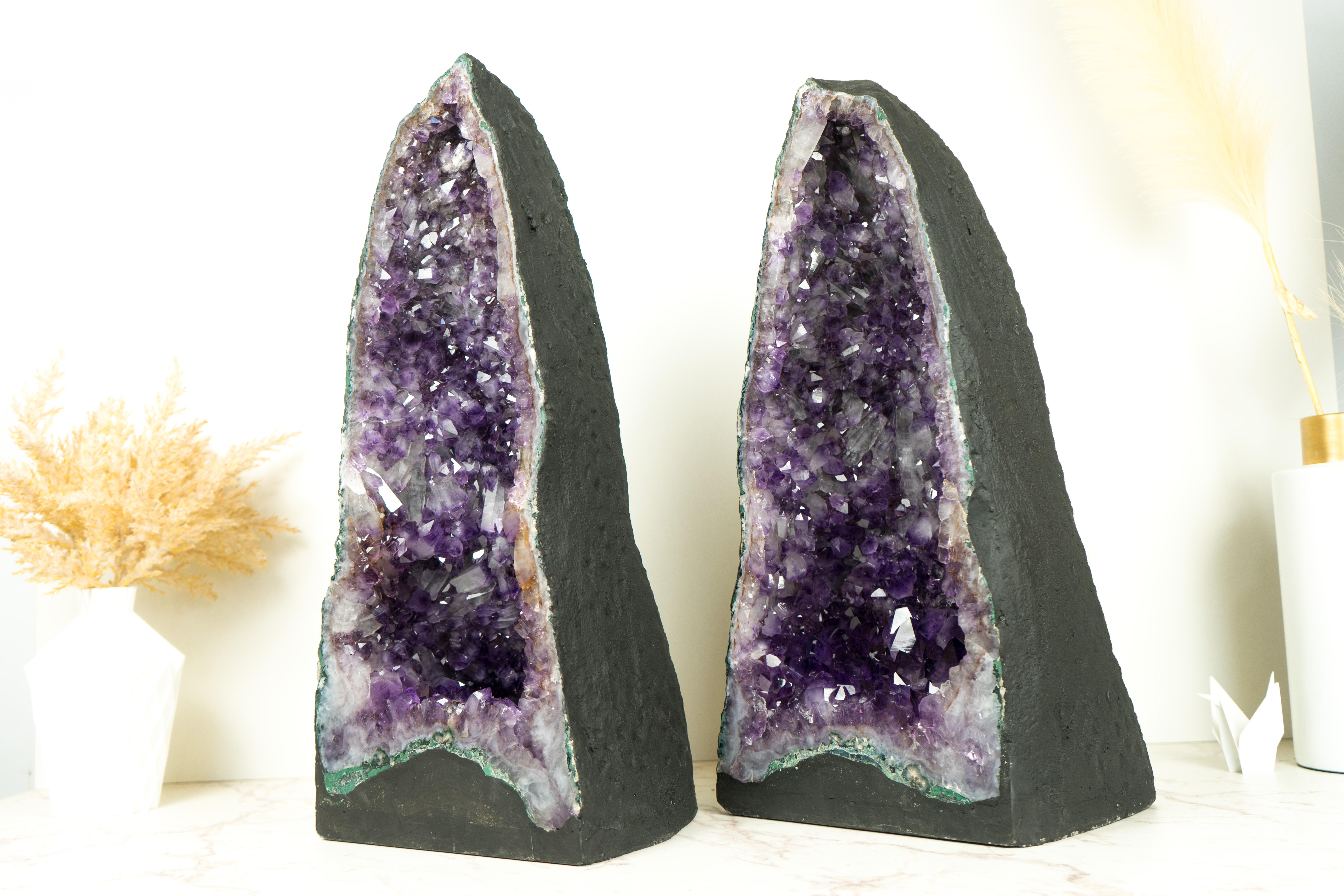 Paire de hautes cathédrales géométriques en cristal d'améthyste violet profond, avec Druzy rare en vente 3