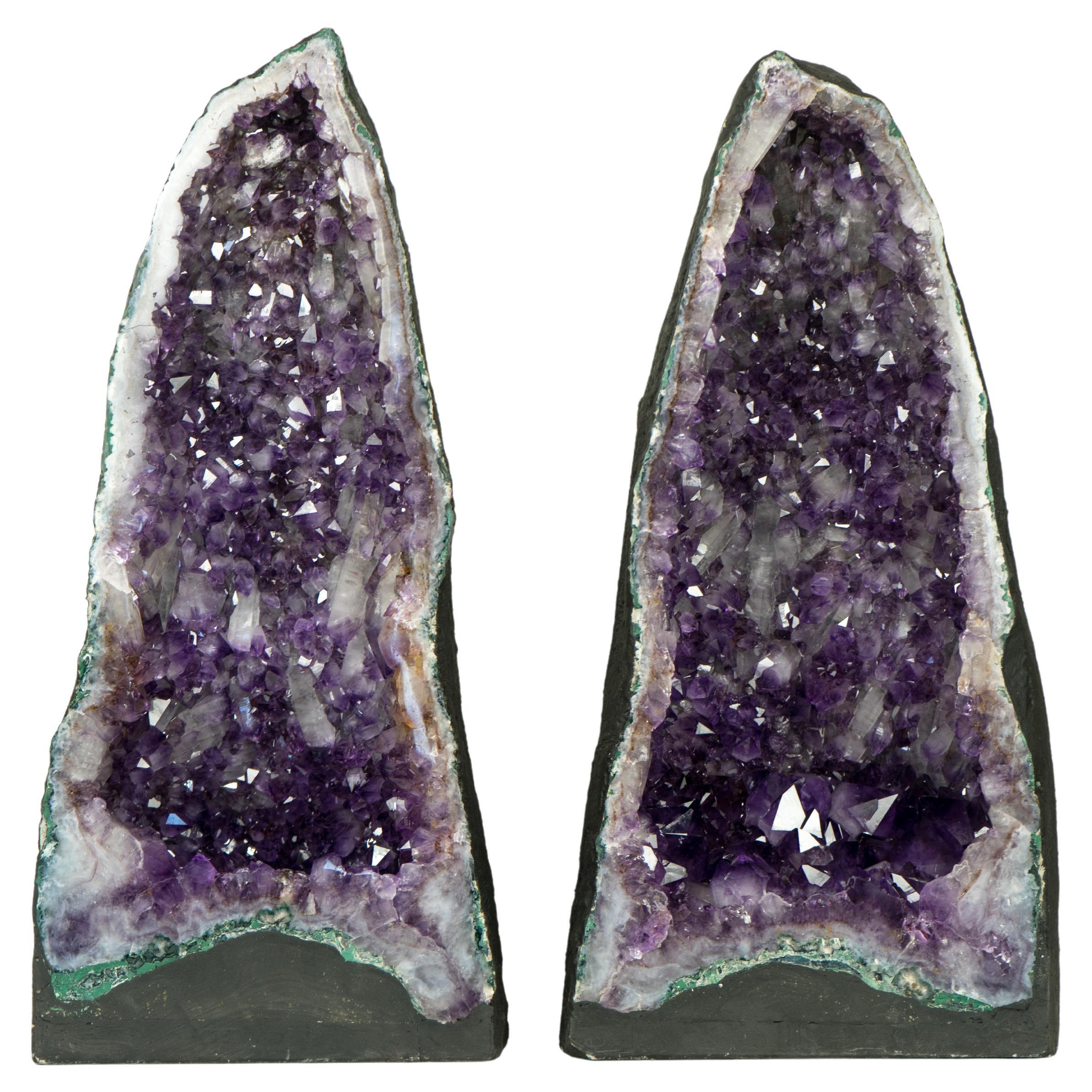 Paire de hautes cathédrales géométriques en cristal d'améthyste violet profond, avec Druzy rare