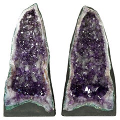 Paire de hautes cathédrales géométriques en cristal d'améthyste violet profond, avec Druzy rare