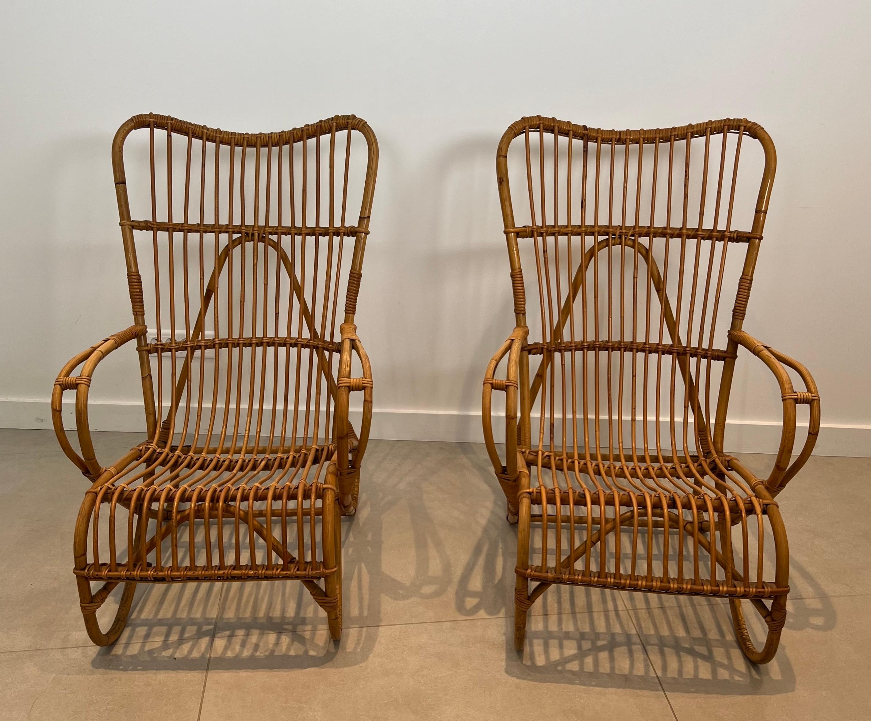 Cette très belle paire de fauteuils design hauts est fabriquée en rotin. Il s'agit d'un ouvrage français. Circa 1950
