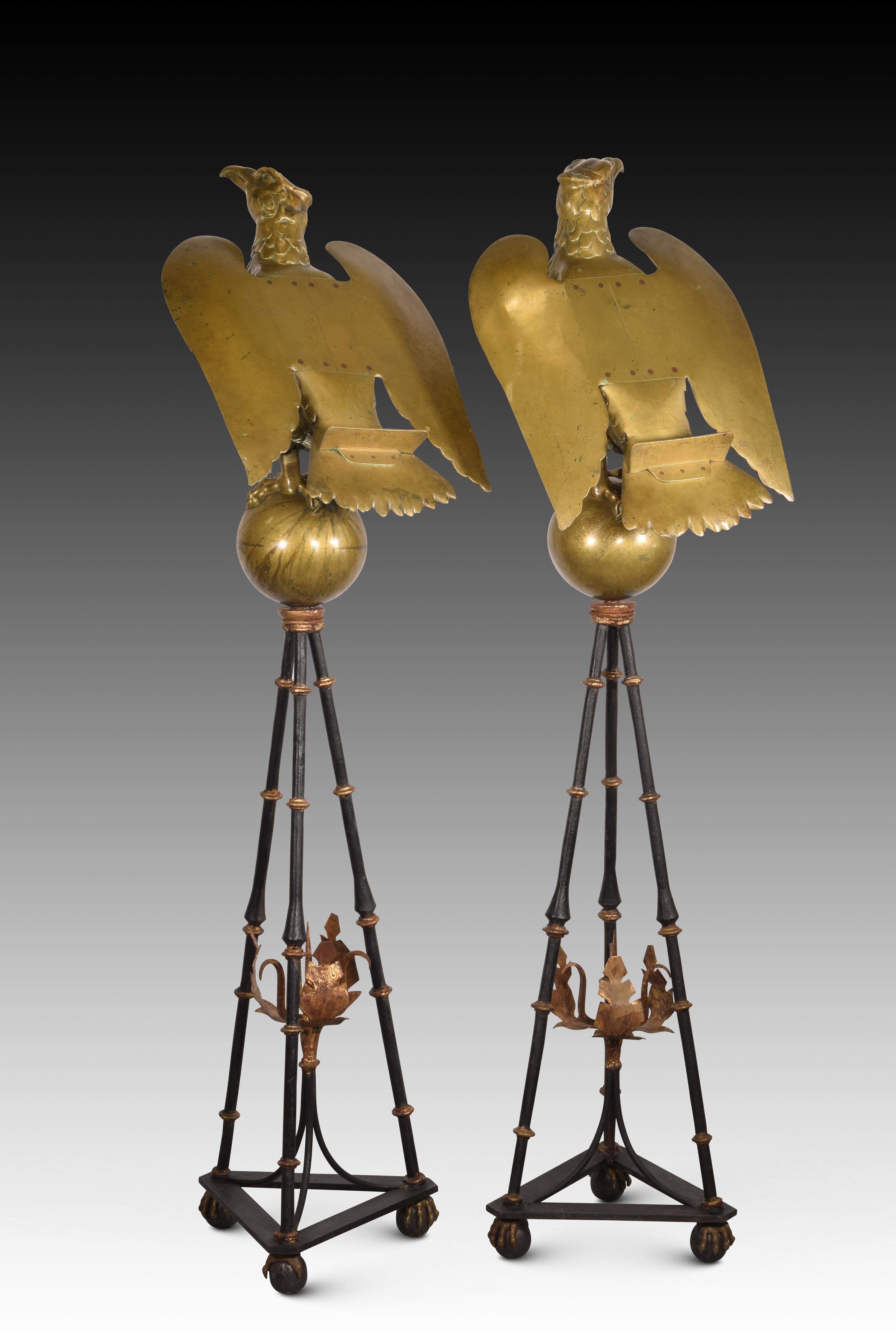 Pair of easels in the shape of an eagle. Bronze, iron. 16th-17th century.
 Rear supports. 
Pair of lecterns with tripod-shaped bases, claw-shaped legs with spheres, and a triangular part from which three baluster-shaped legs emerge, with elements