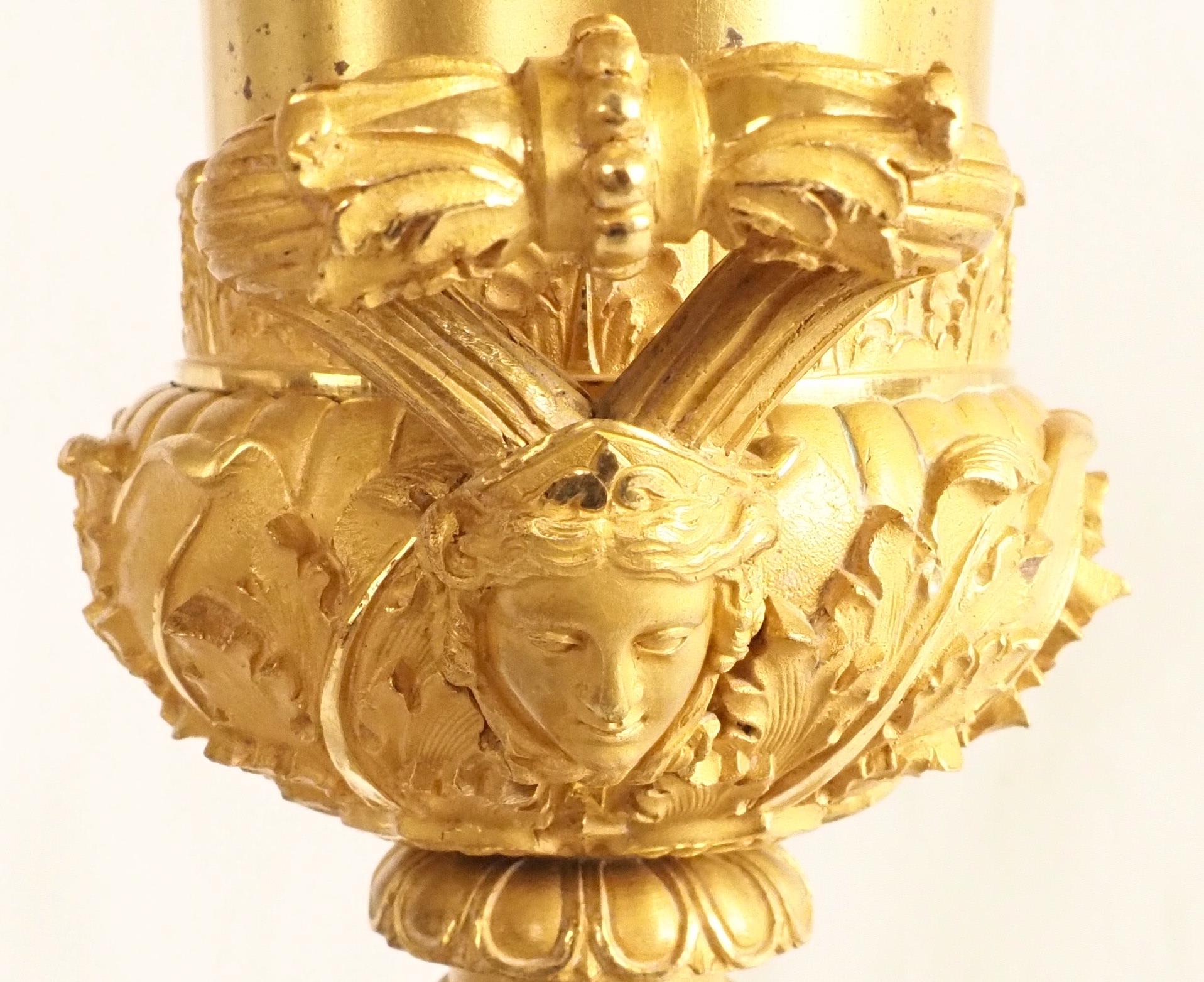 Paar hohe Empire-Vasen in Medicis-Form aus Goldbronze - 16