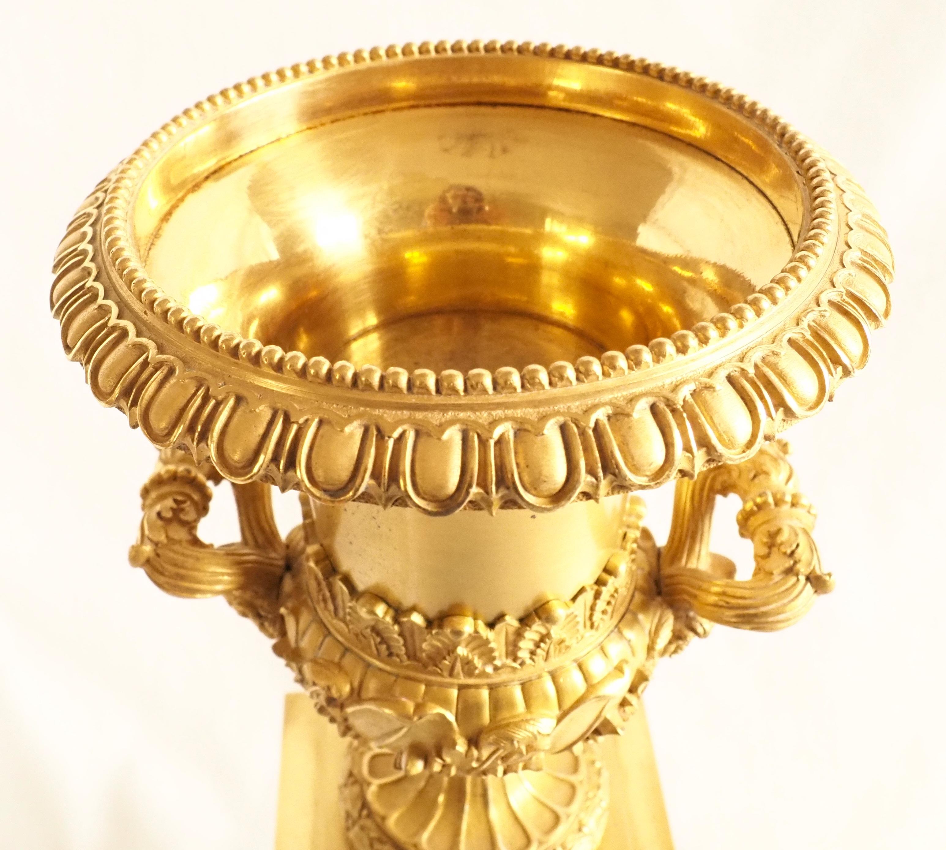 Paire de vases Empire en bronze doré en forme de Médicis - 16