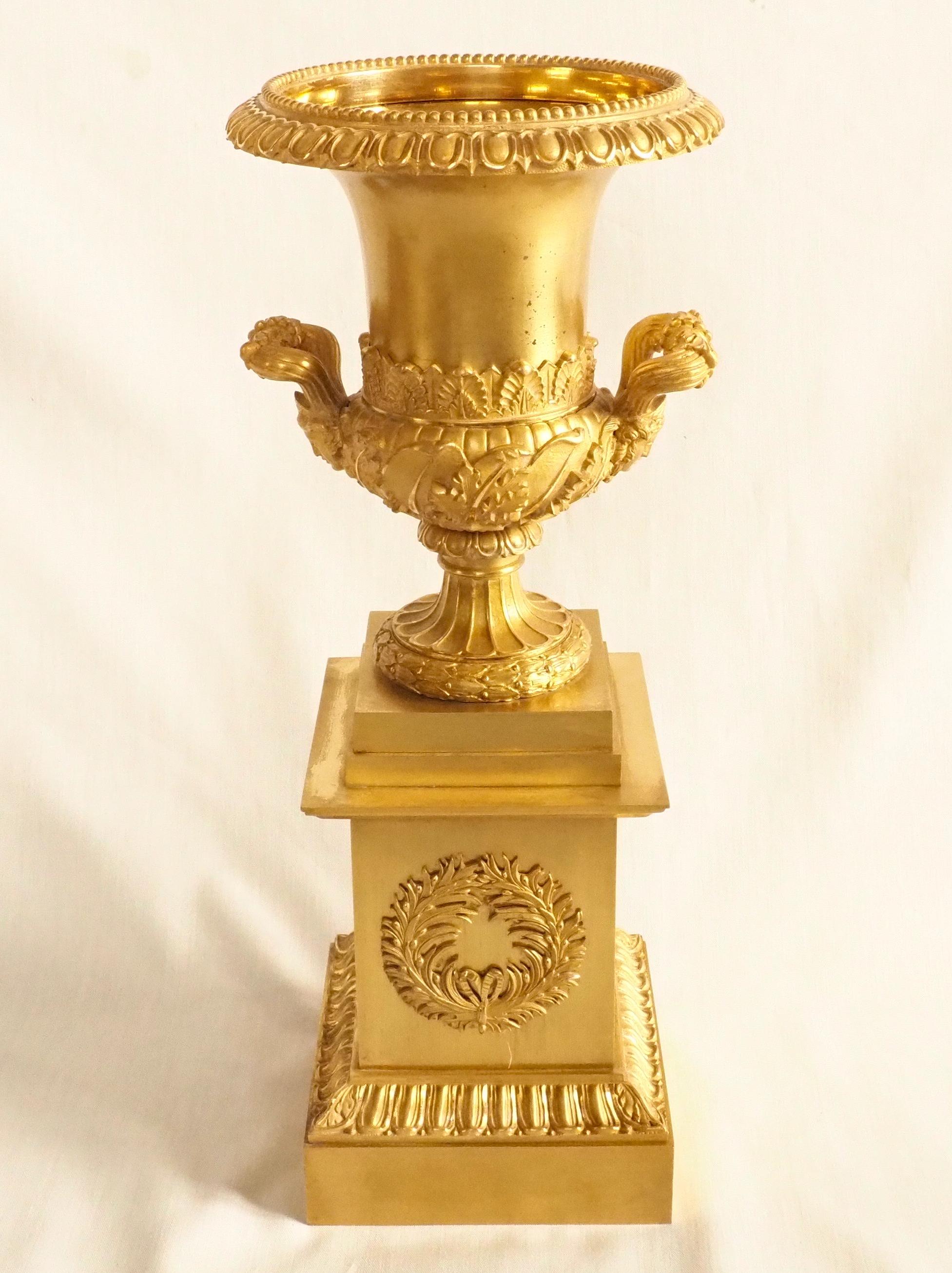 Français Paire de vases Empire en bronze doré en forme de Médicis - 16