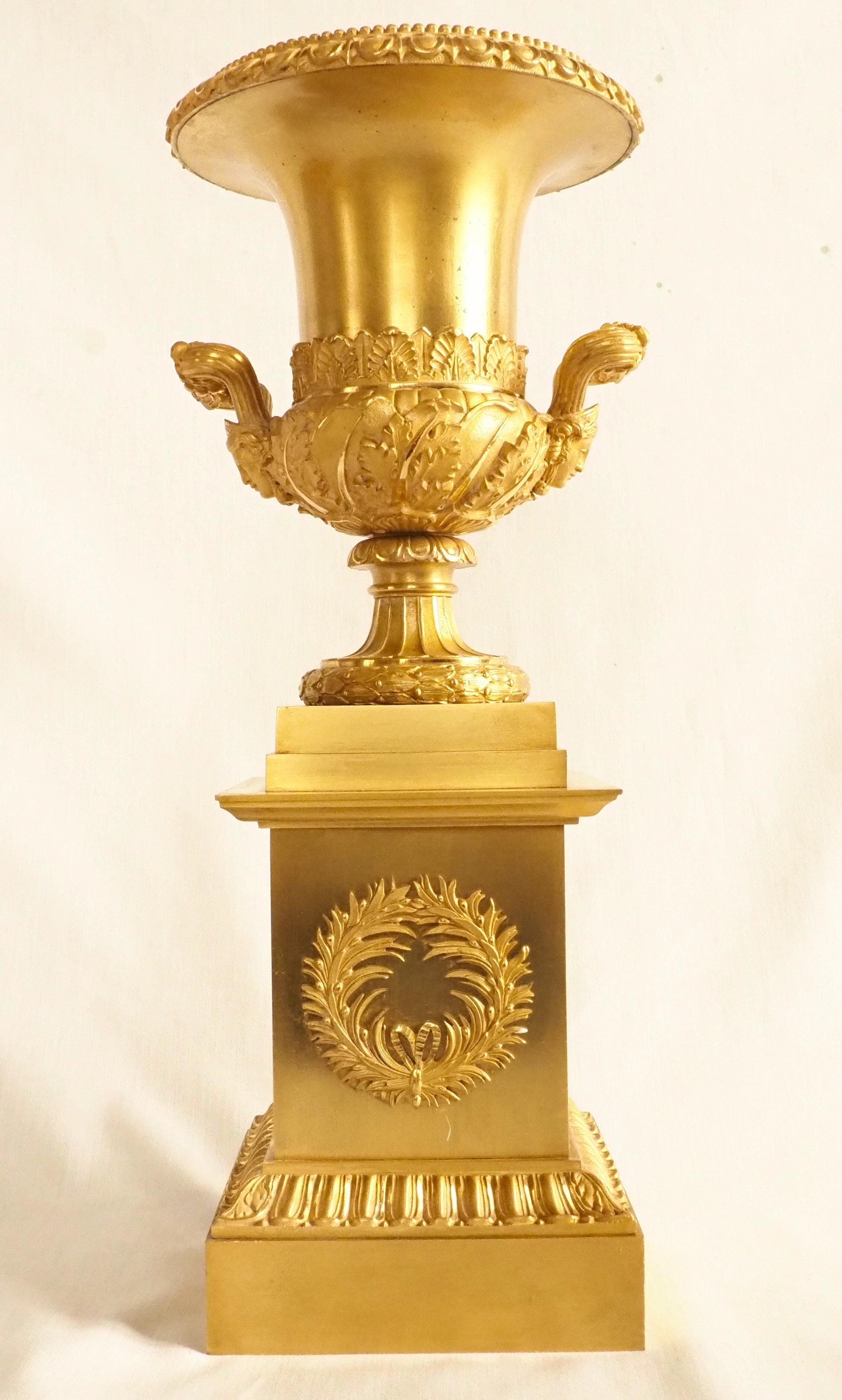 Doré Paire de vases Empire en bronze doré en forme de Médicis - 16