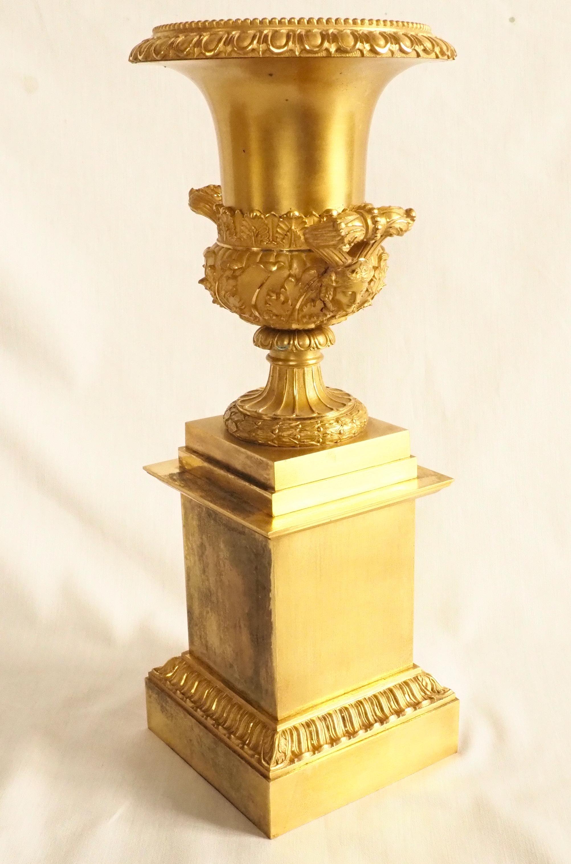 Paar hohe Empire-Vasen in Medicis-Form aus Goldbronze - 16