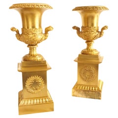 Paire de vases Empire en bronze doré en forme de Médicis - 16" - 19ème siècle