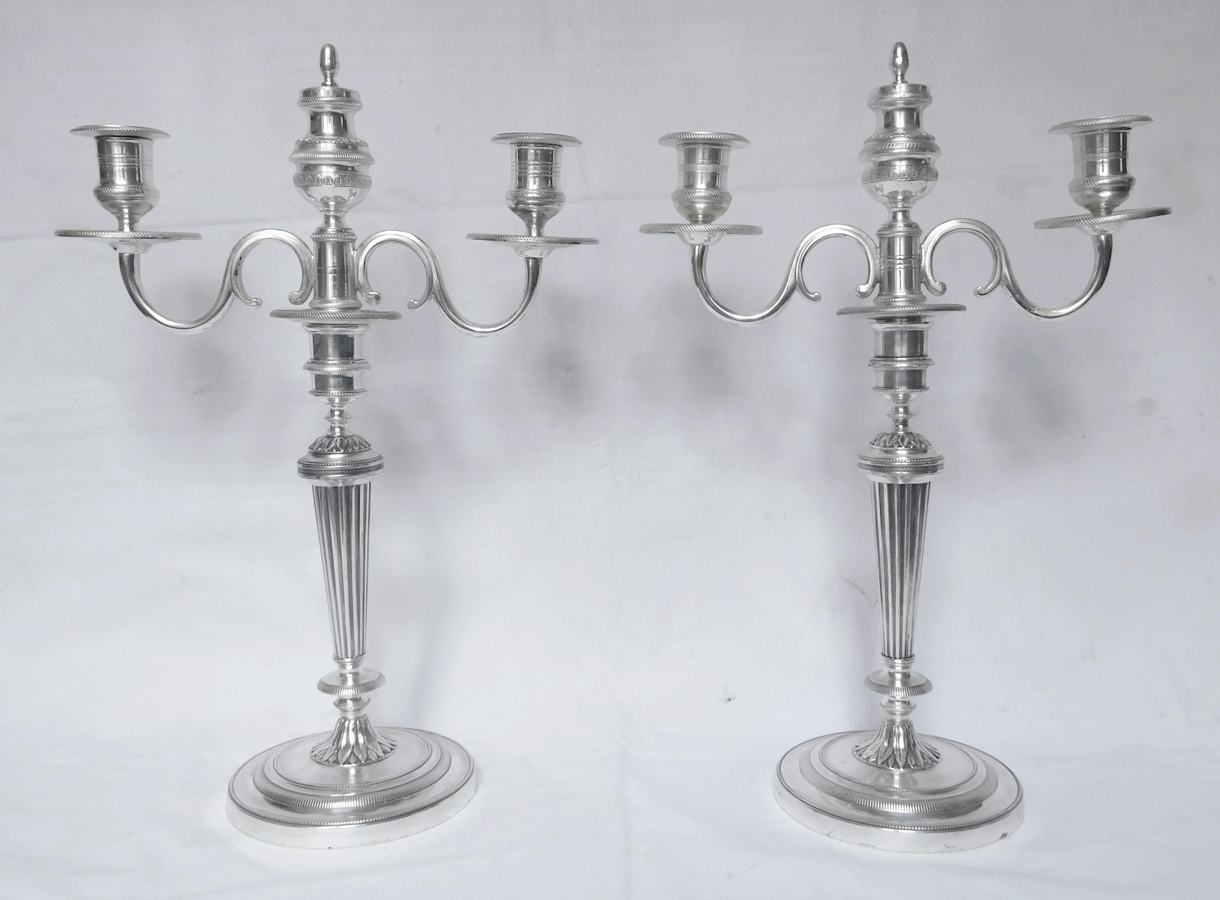 Paar hohe Empire-Silberblech-Kandelaber von JG Galle aus dem frühen 19. Jahrhundert (Louis XVI.) im Angebot