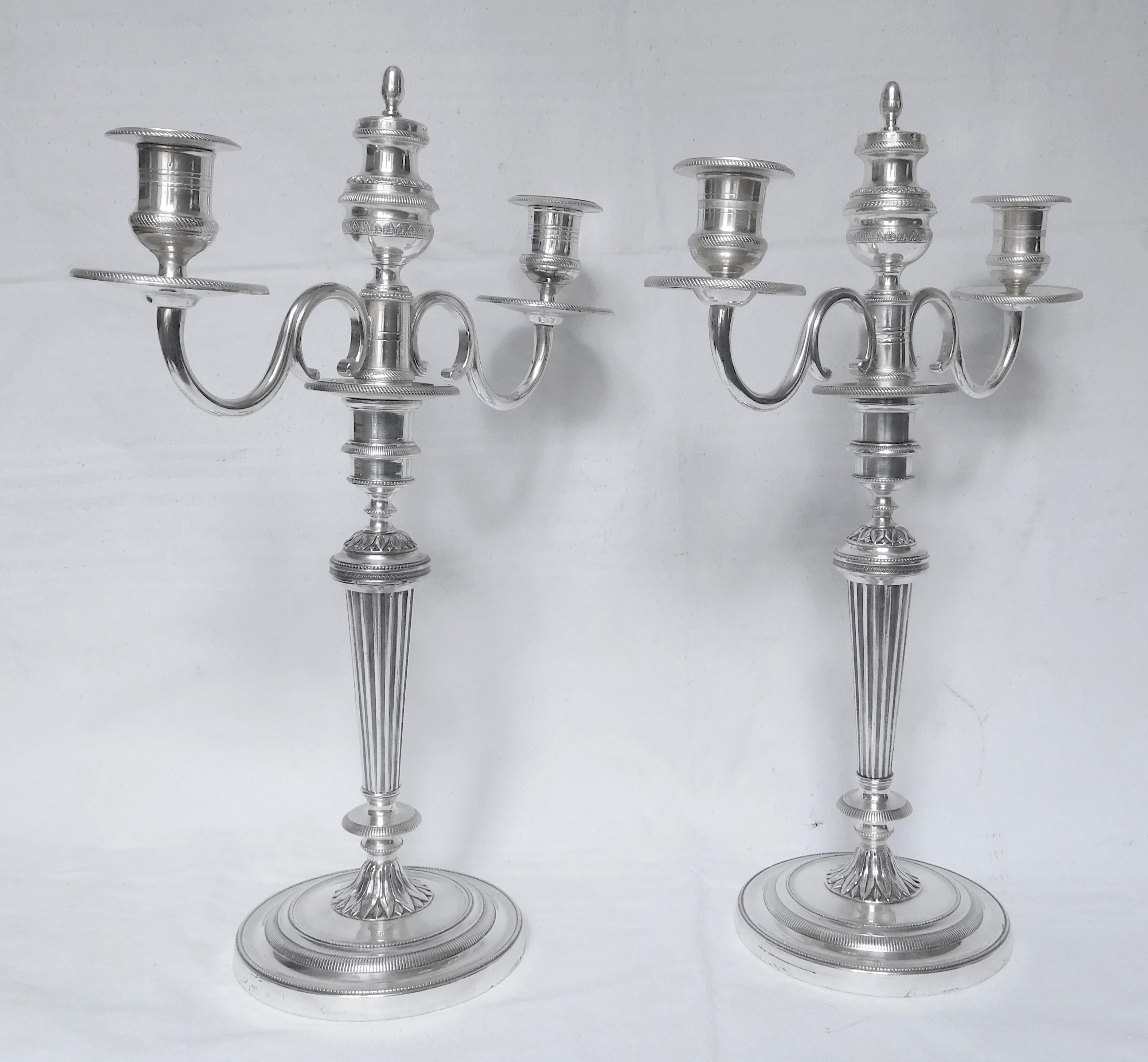 Paar hohe Empire-Silberblech-Kandelaber von JG Galle aus dem frühen 19. Jahrhundert (Französisch) im Angebot