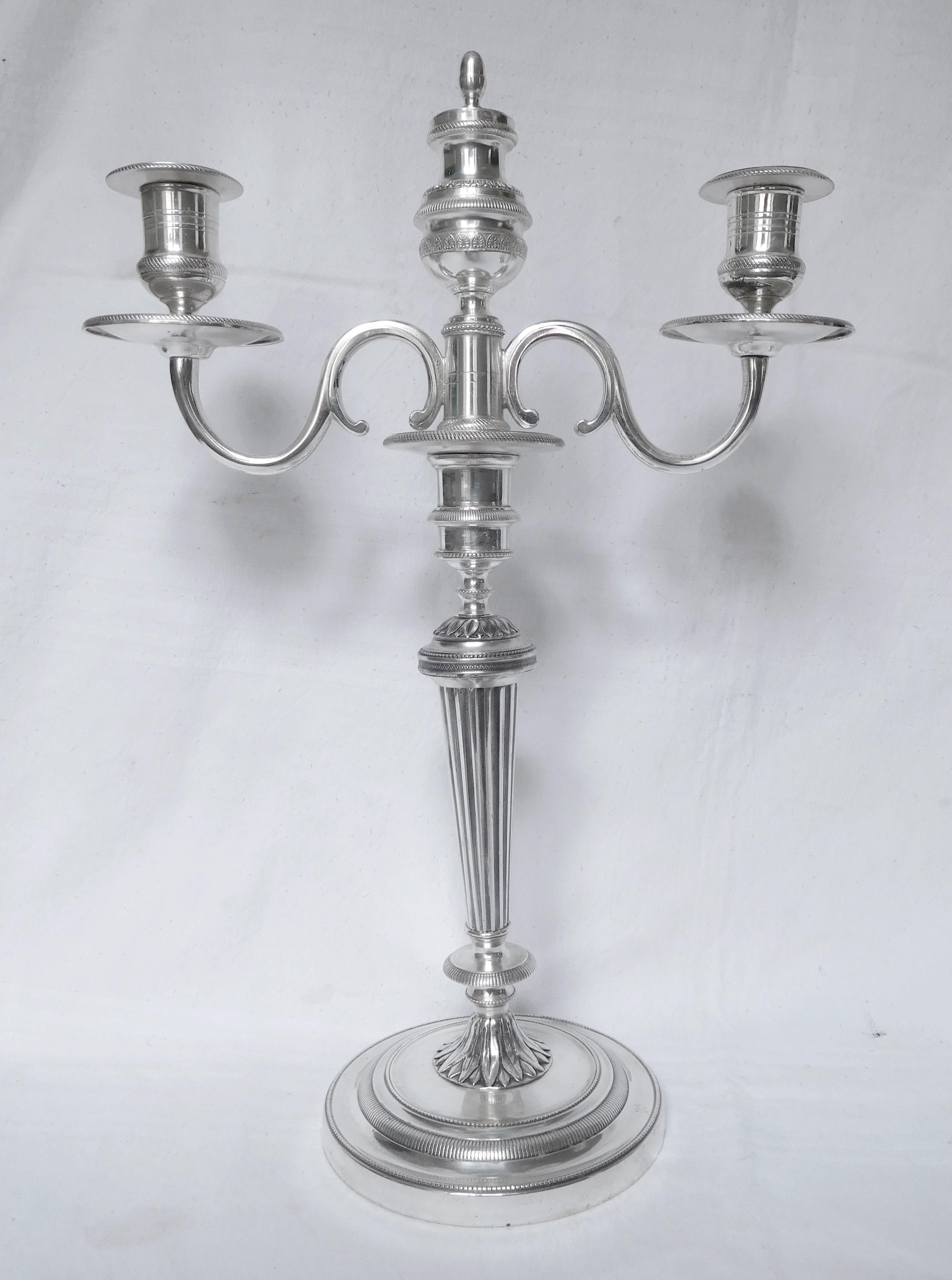Paire de grands candélabres Empire en métal argenté par JG Galle - début du 19e siècle Bon état - En vente à GRENOBLE, FR