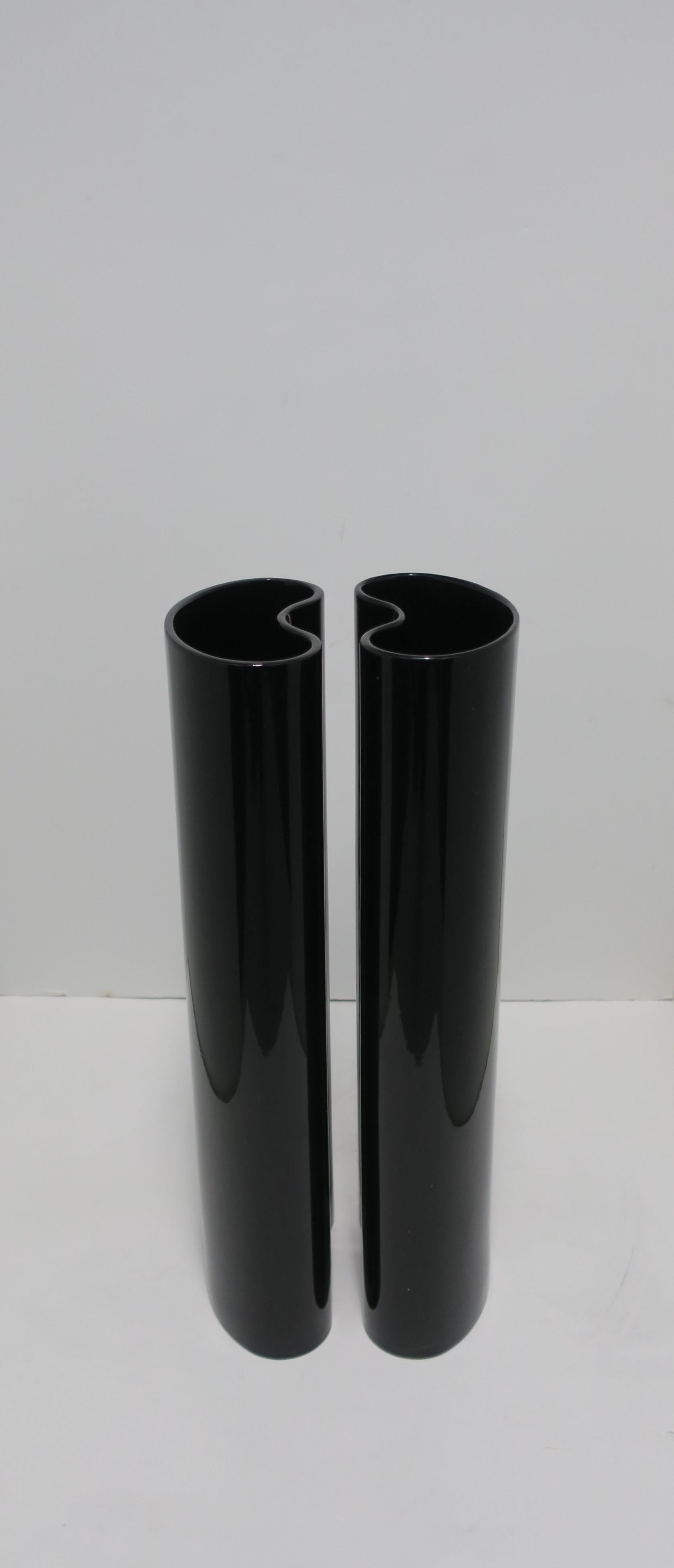 Schwarze Vasen im organischen modernen Stil Euro '90er Jahre, Paar im Angebot 2