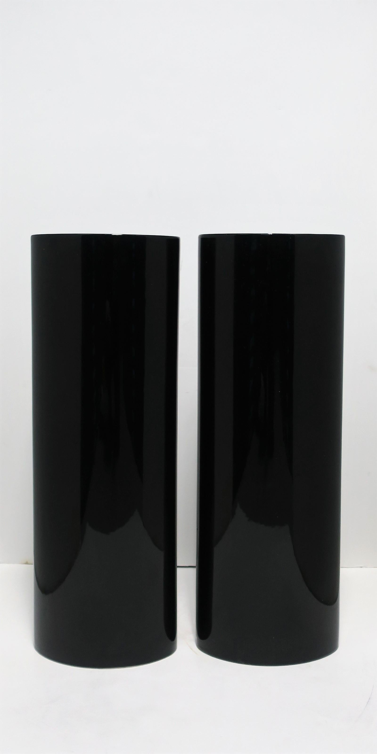 Ein schönes Paar sehr hoher europäischer Vasen aus schwarzer Keramik im organisch-modernen Stil, Portugal, ca. Ende des 20. Jahrhunderts, 1990er Jahre. Vasen aus glasierter Keramik haben ein hochglänzendes oder lackiertes Aussehen und fühlen sich
