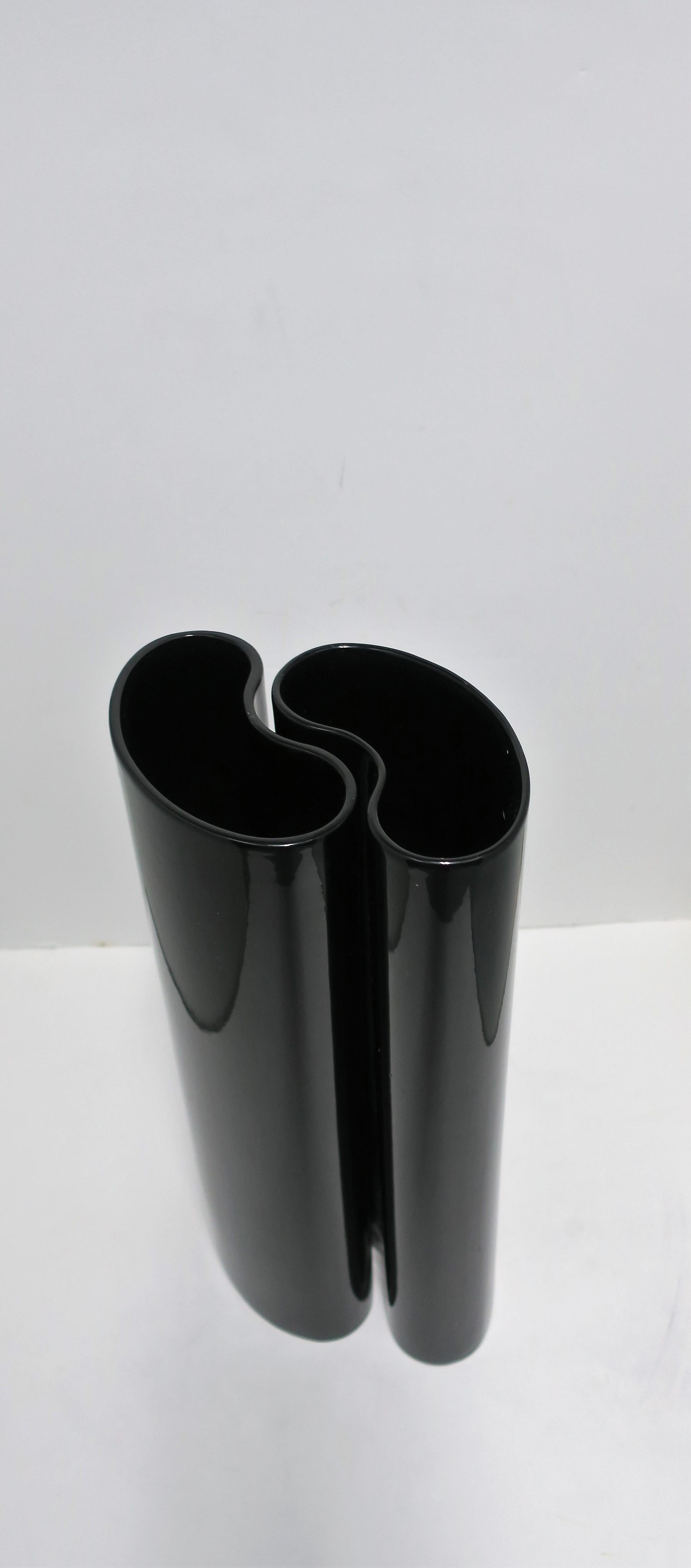Schwarze Vasen im organischen modernen Stil Euro '90er Jahre, Paar im Angebot 3