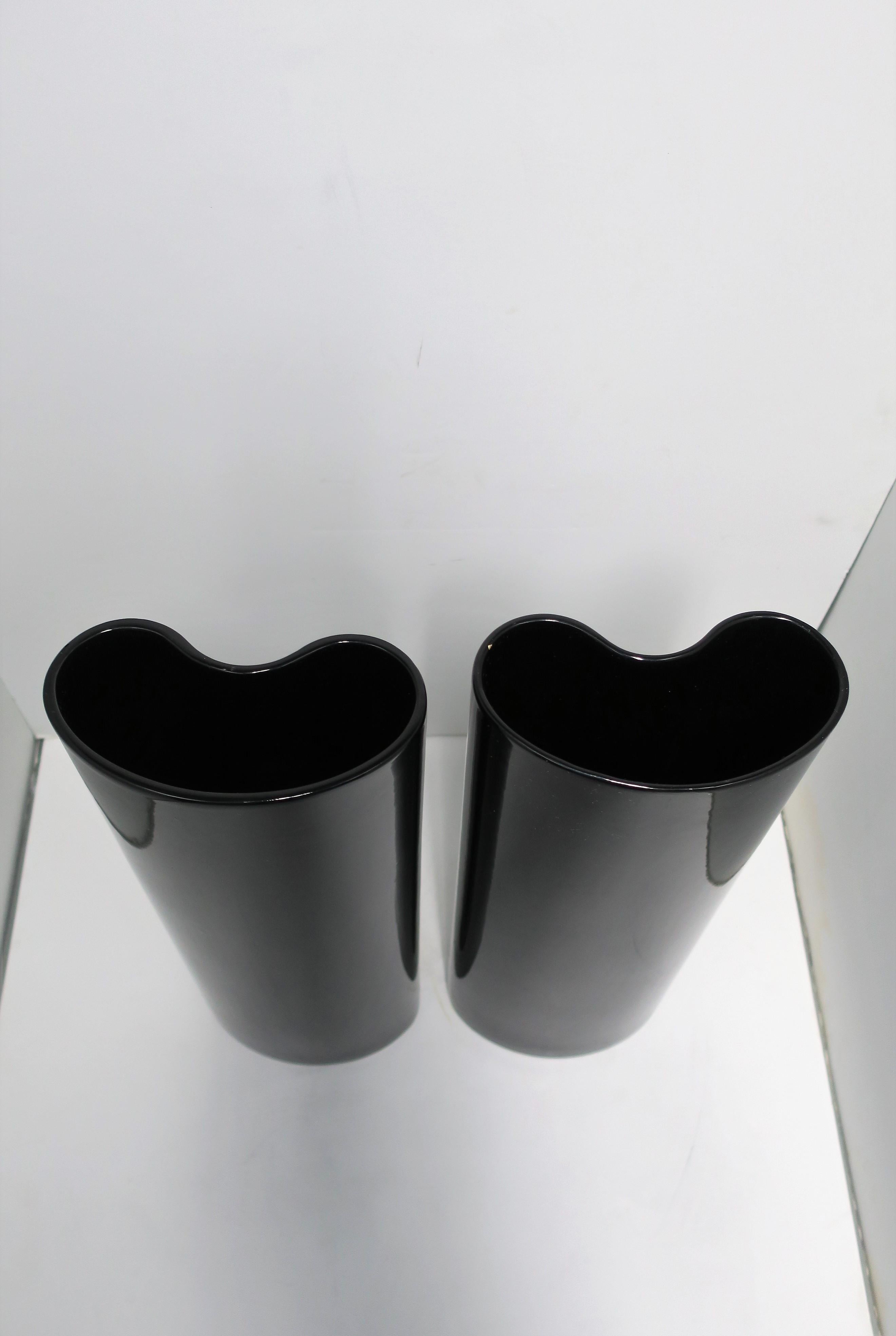 Paire de vases noirs de style organique moderne européen des années 90 en vente 1