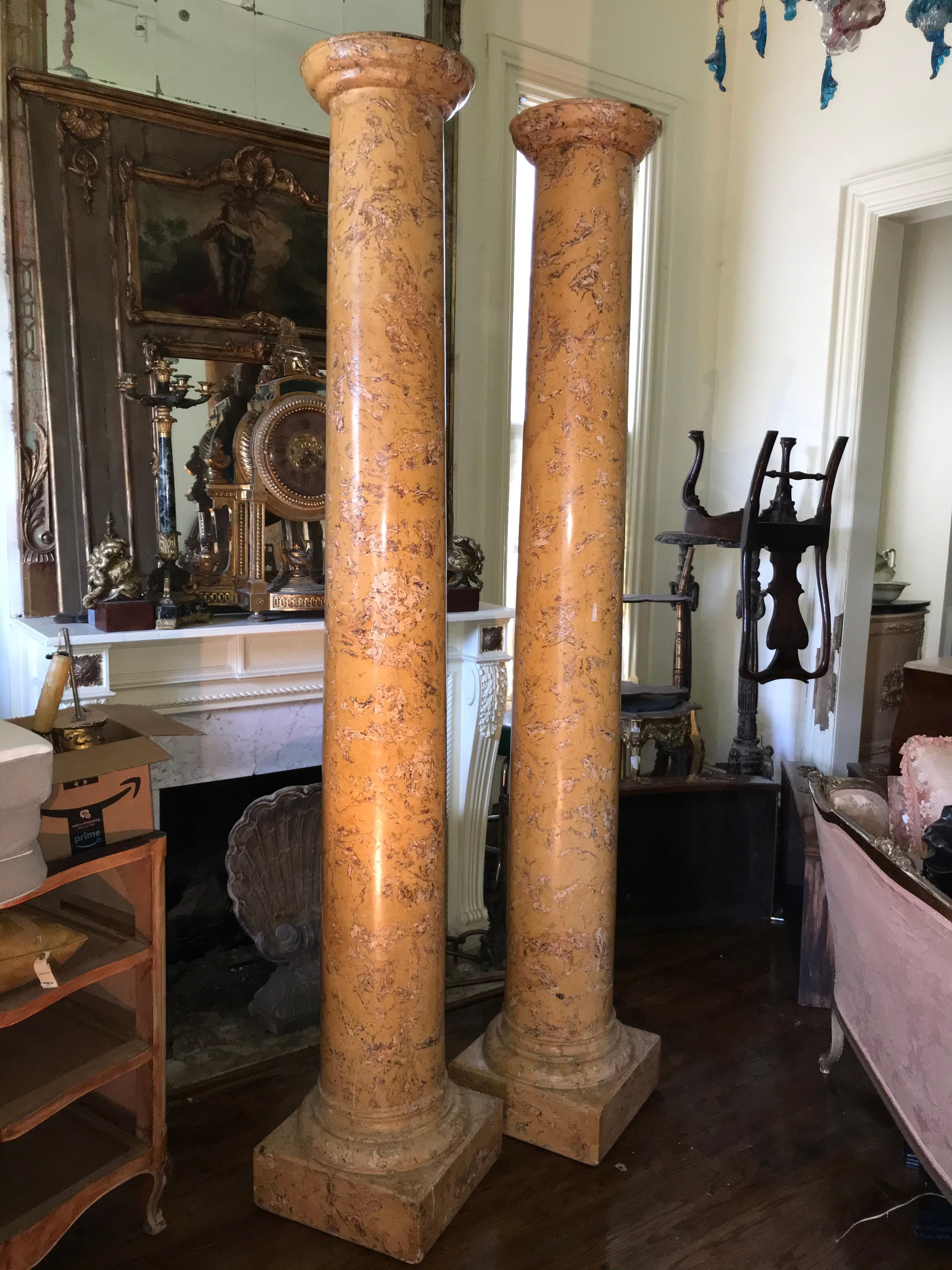 Scagliola Paire de hautes colonnes de style toscan en faux marbre de Sienne en vente