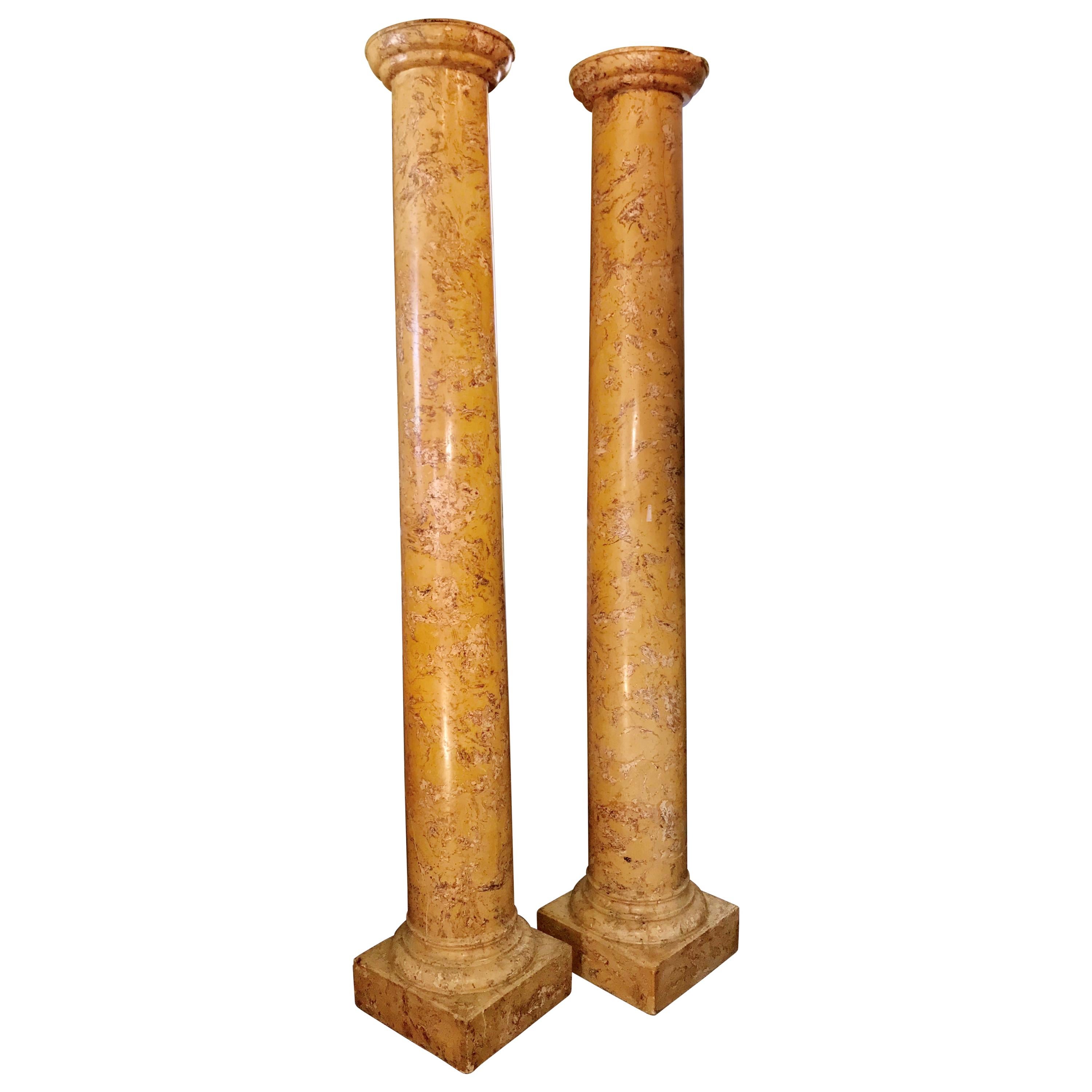 Paire de hautes colonnes de style toscan en faux marbre de Sienne en vente