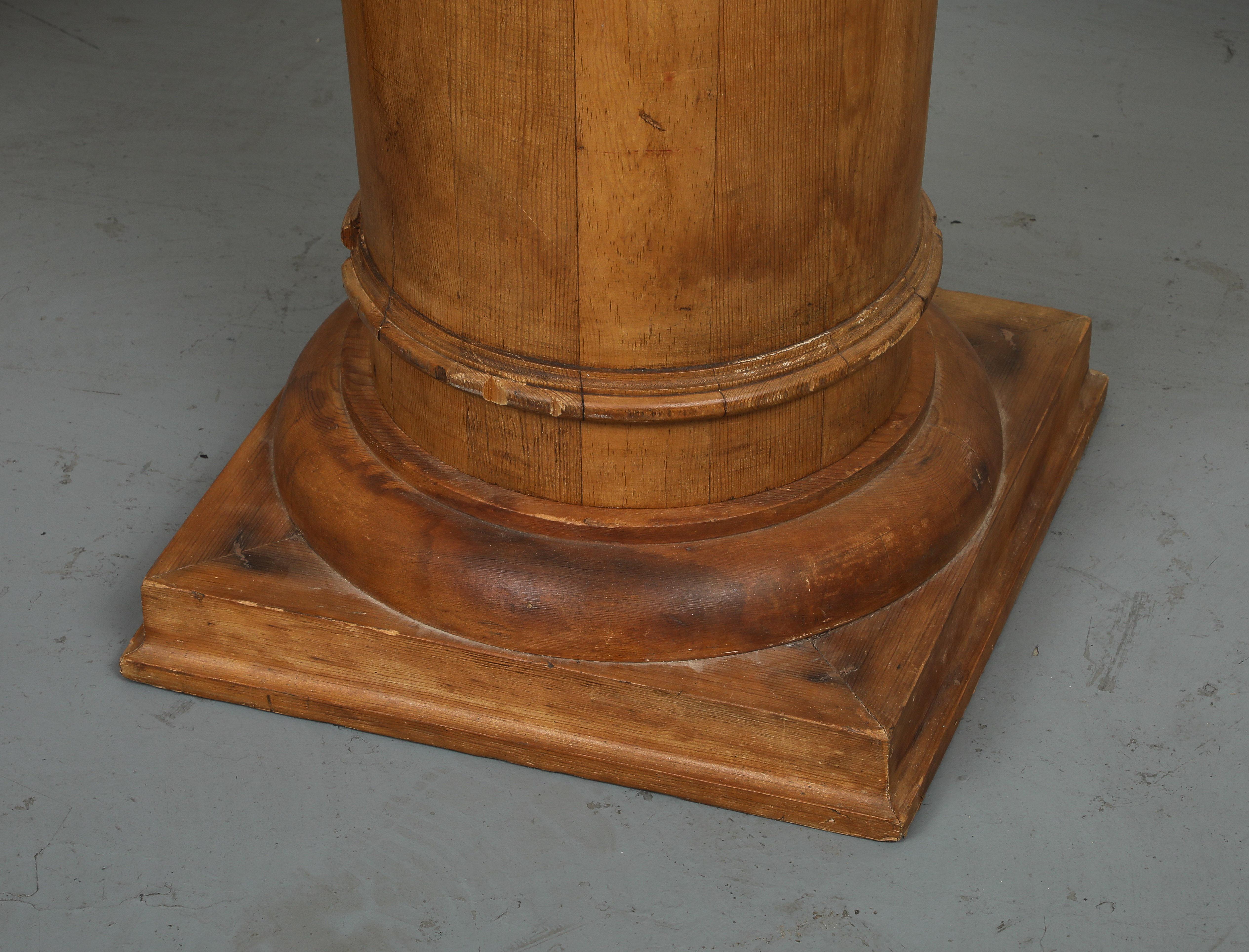 Art Déco Pair of Tall Fluted Decorative Wood Columns, c. 1930 in vendita