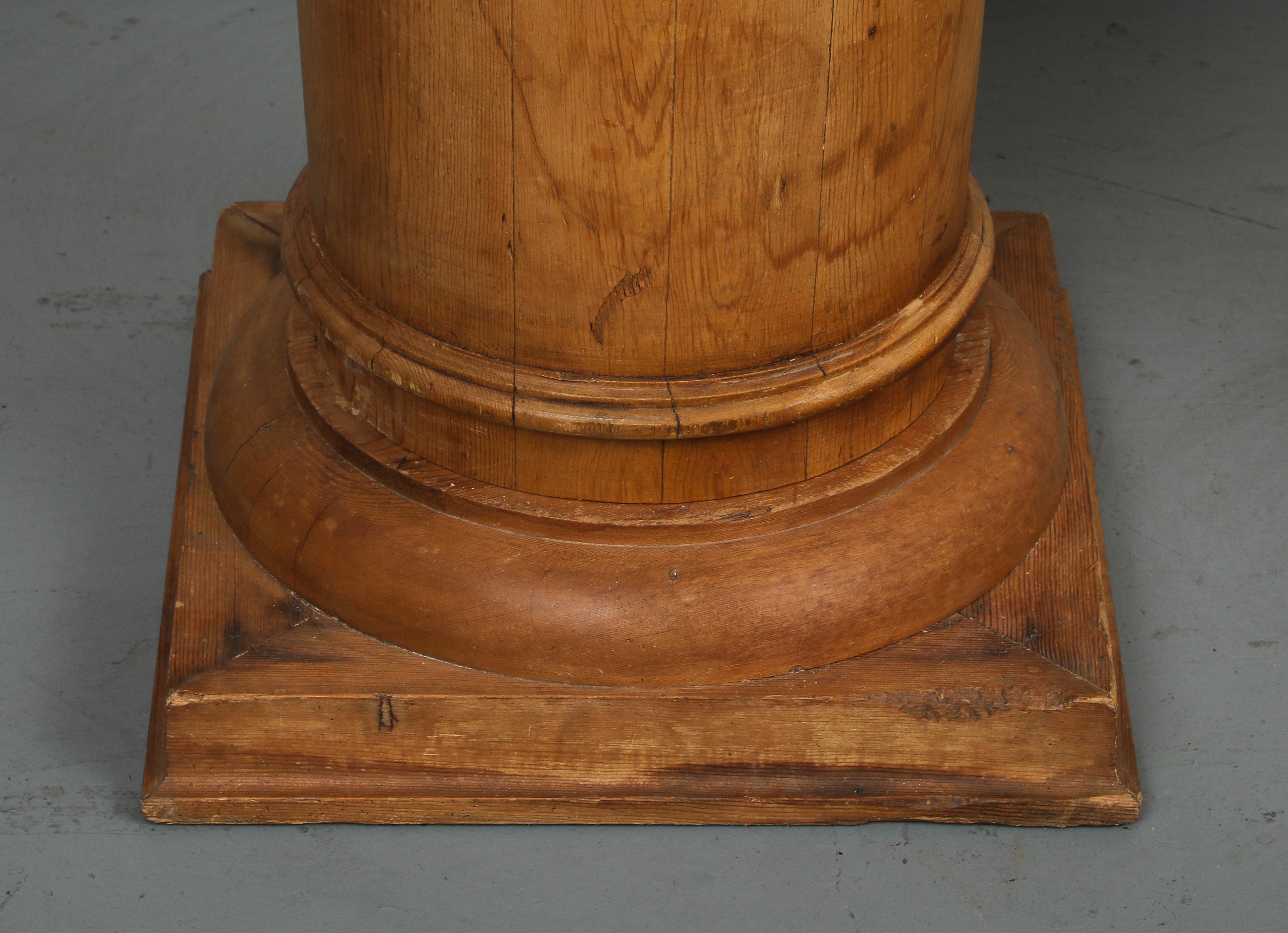 Pair of Tall Fluted Decorative Wood Columns, c. 1930 In condizioni buone in vendita a Chicago, IL