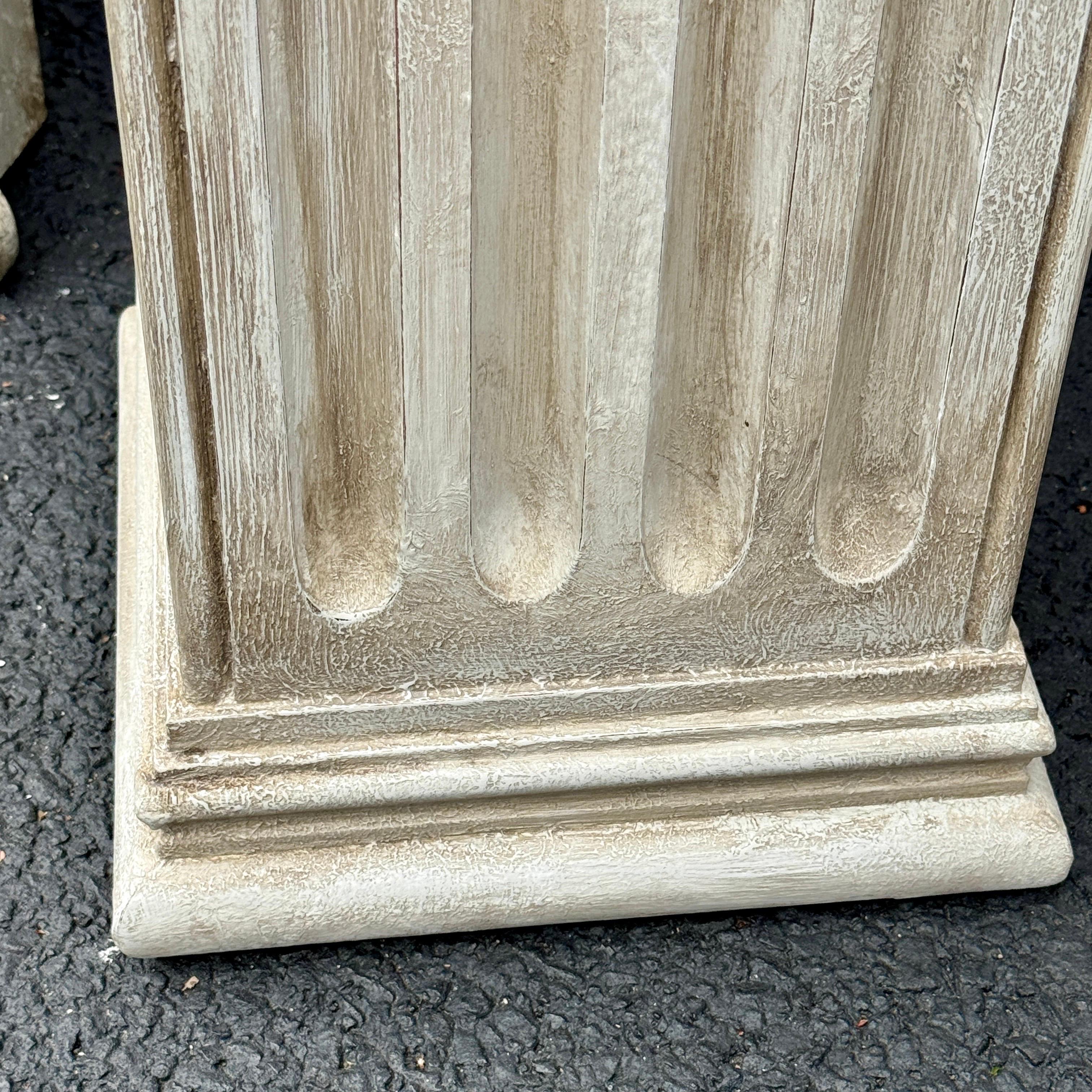 Par de Columnas Esquineras Altas Acanaladas Gustavianas de Madera Pintada en venta 3