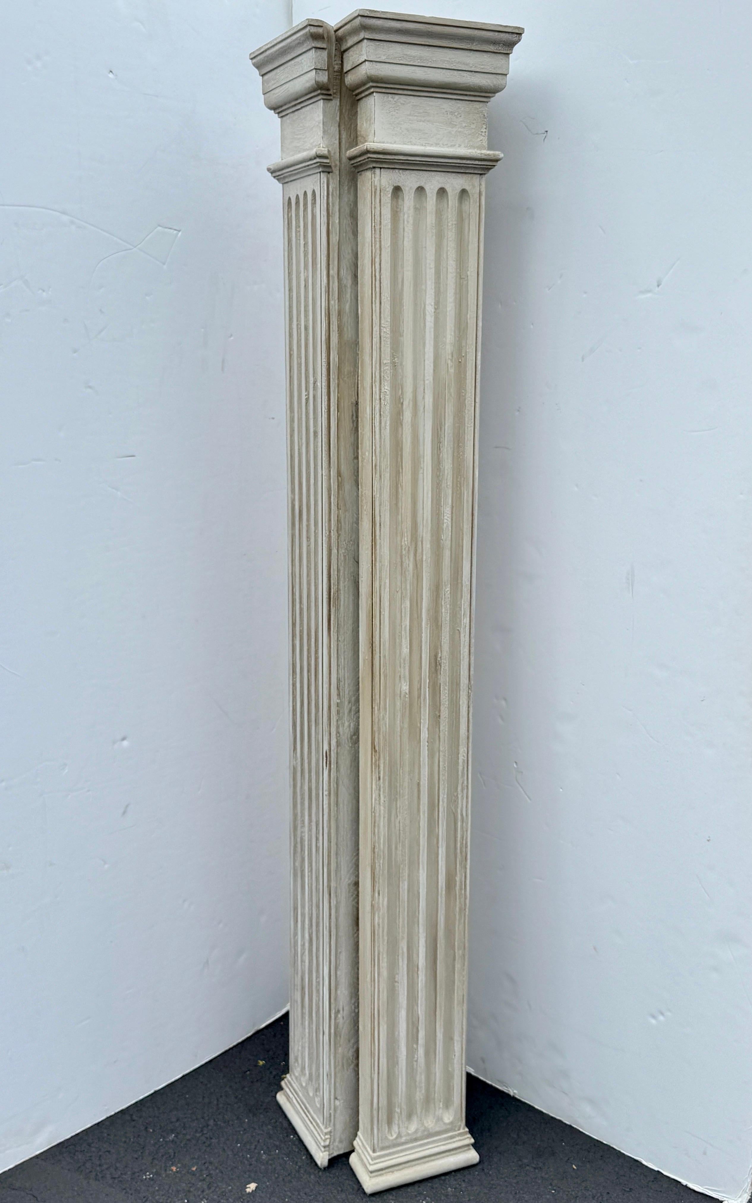 Par de Columnas Esquineras Altas Acanaladas Gustavianas de Madera Pintada en venta 4