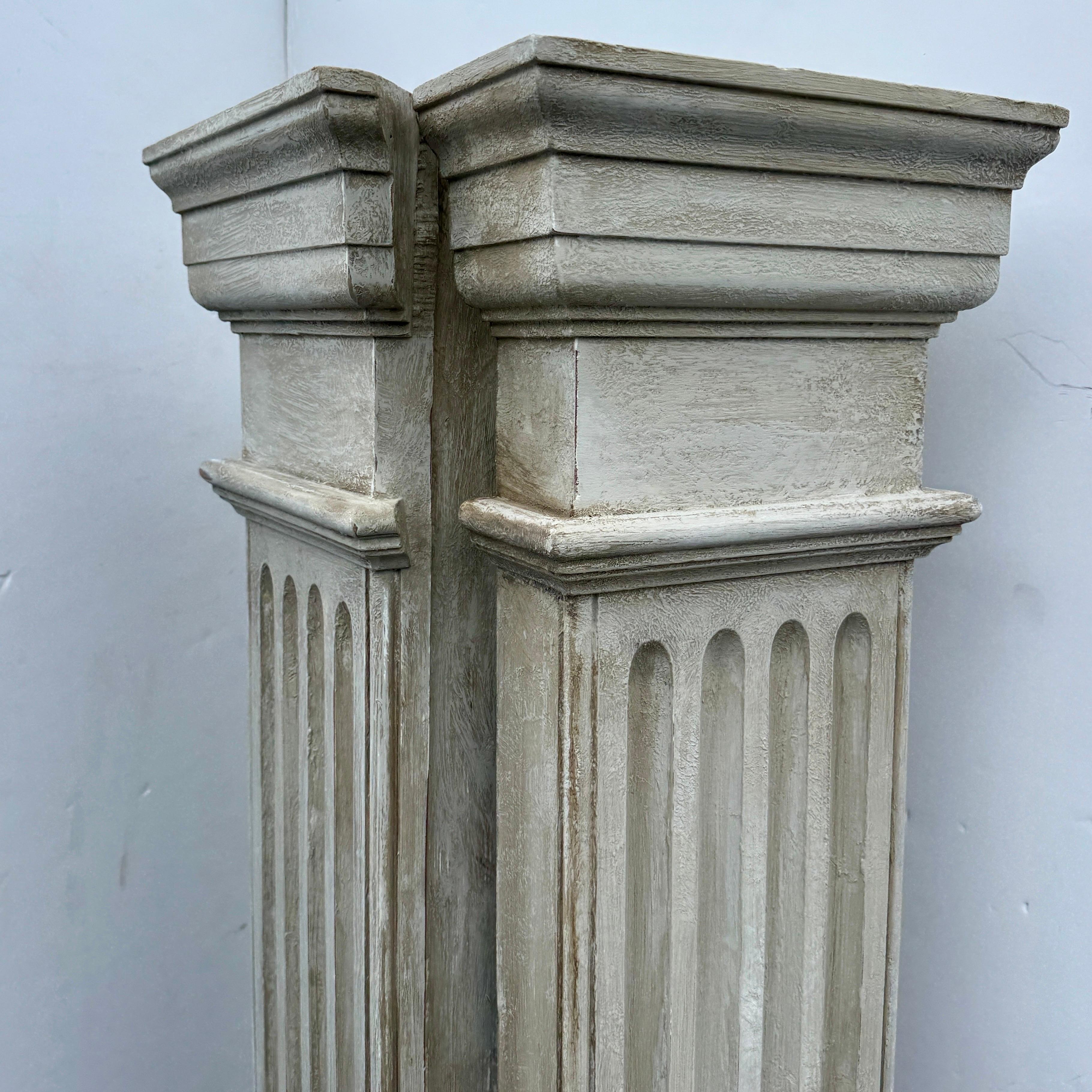Par de Columnas Esquineras Altas Acanaladas Gustavianas de Madera Pintada en venta 5