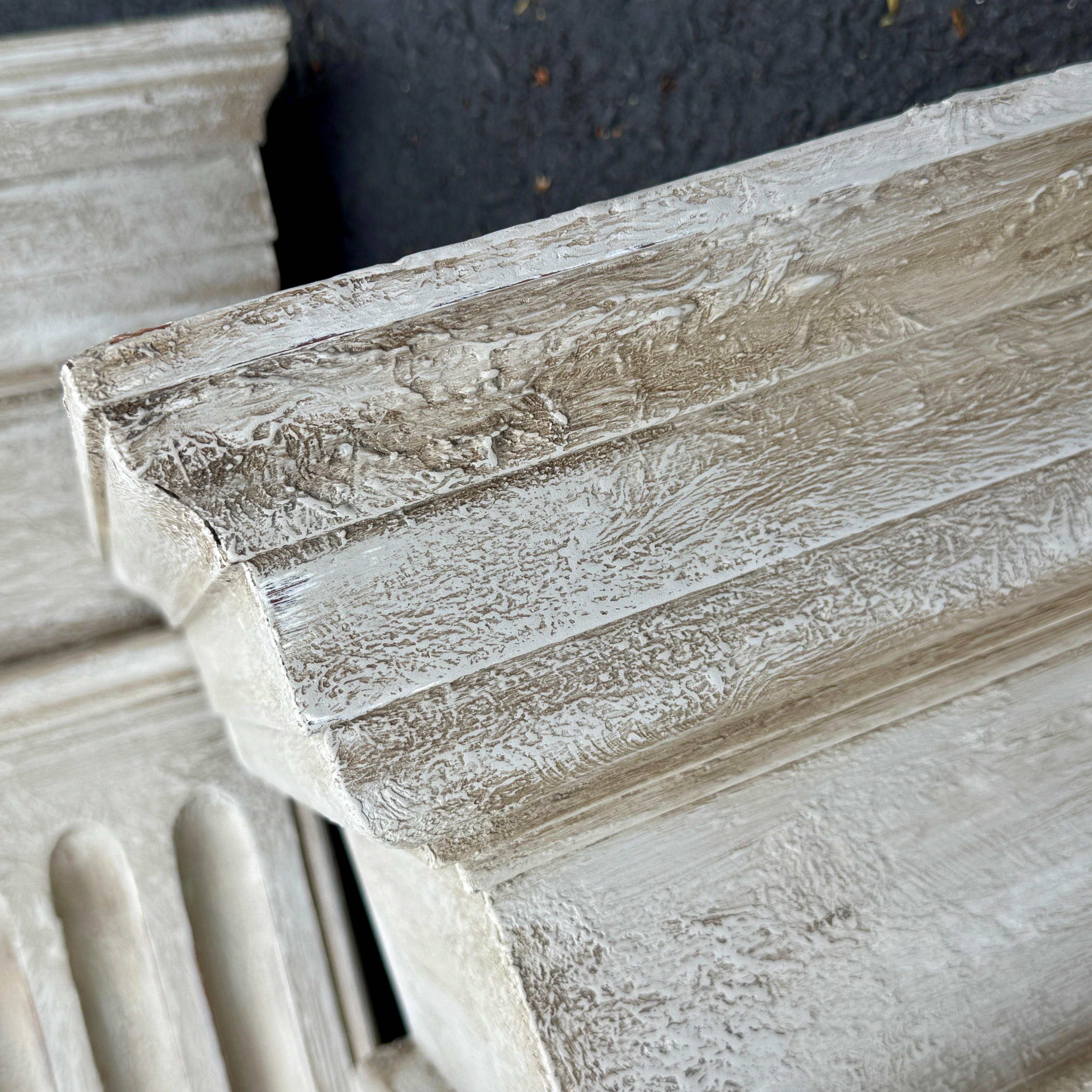 Par de Columnas Esquineras Altas Acanaladas Gustavianas de Madera Pintada en venta 6