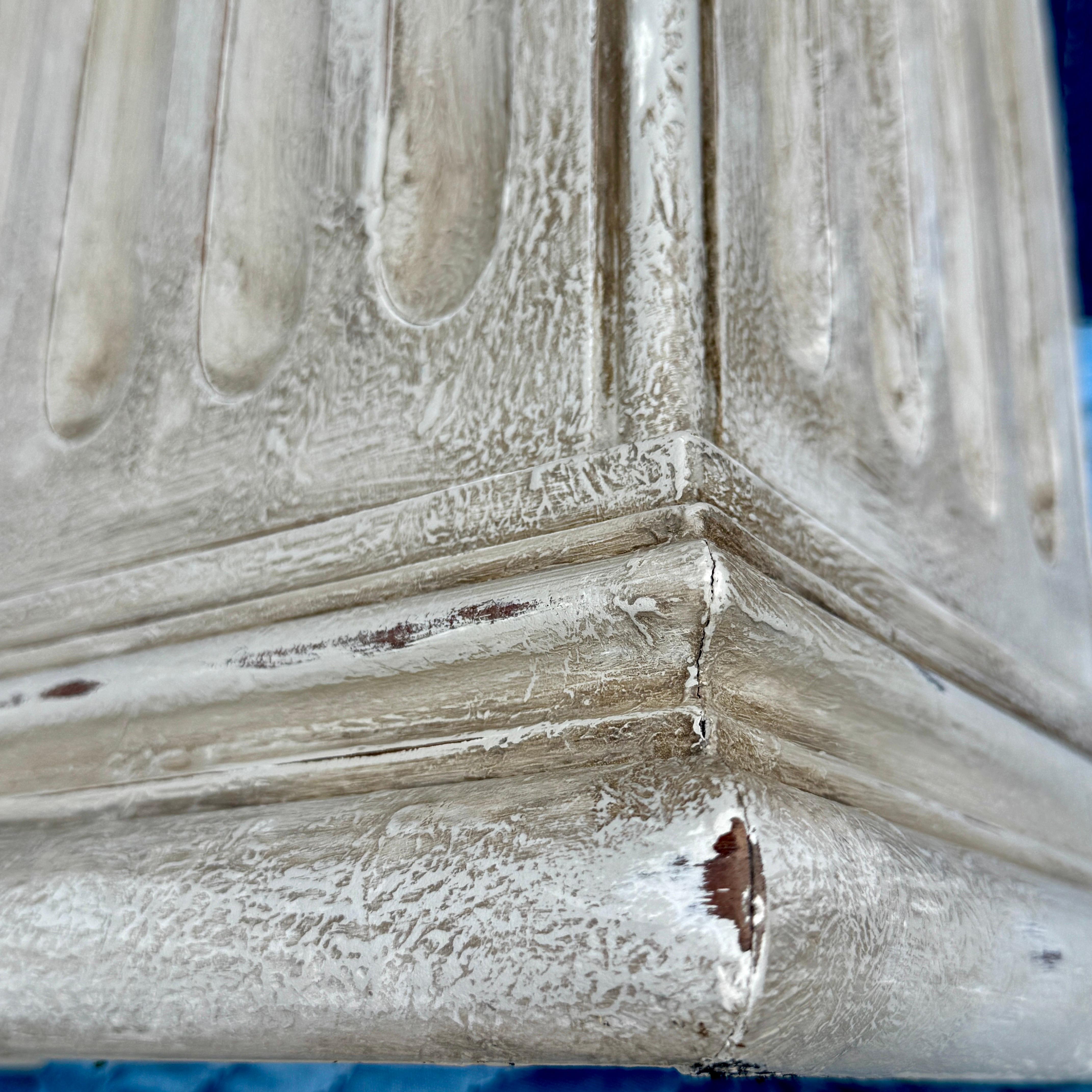 Par de Columnas Esquineras Altas Acanaladas Gustavianas de Madera Pintada en venta 7