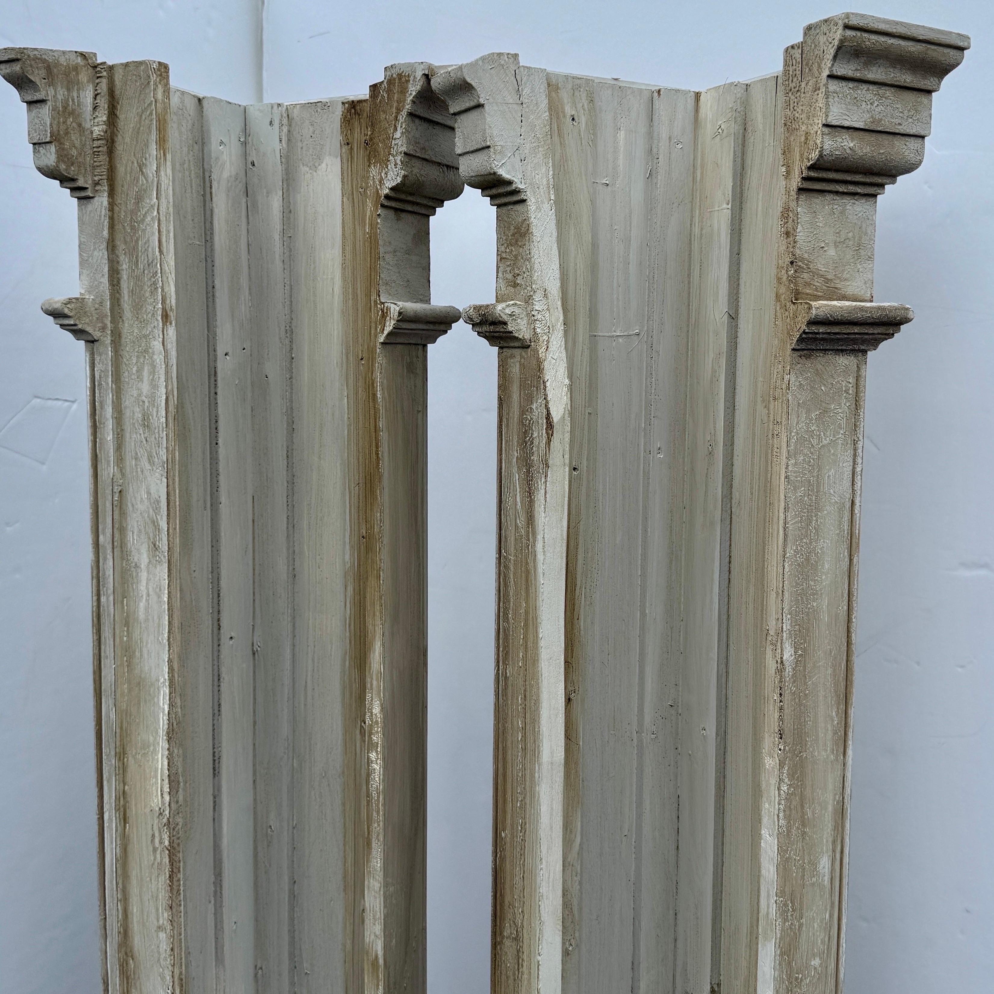 Par de Columnas Esquineras Altas Acanaladas Gustavianas de Madera Pintada en venta 8