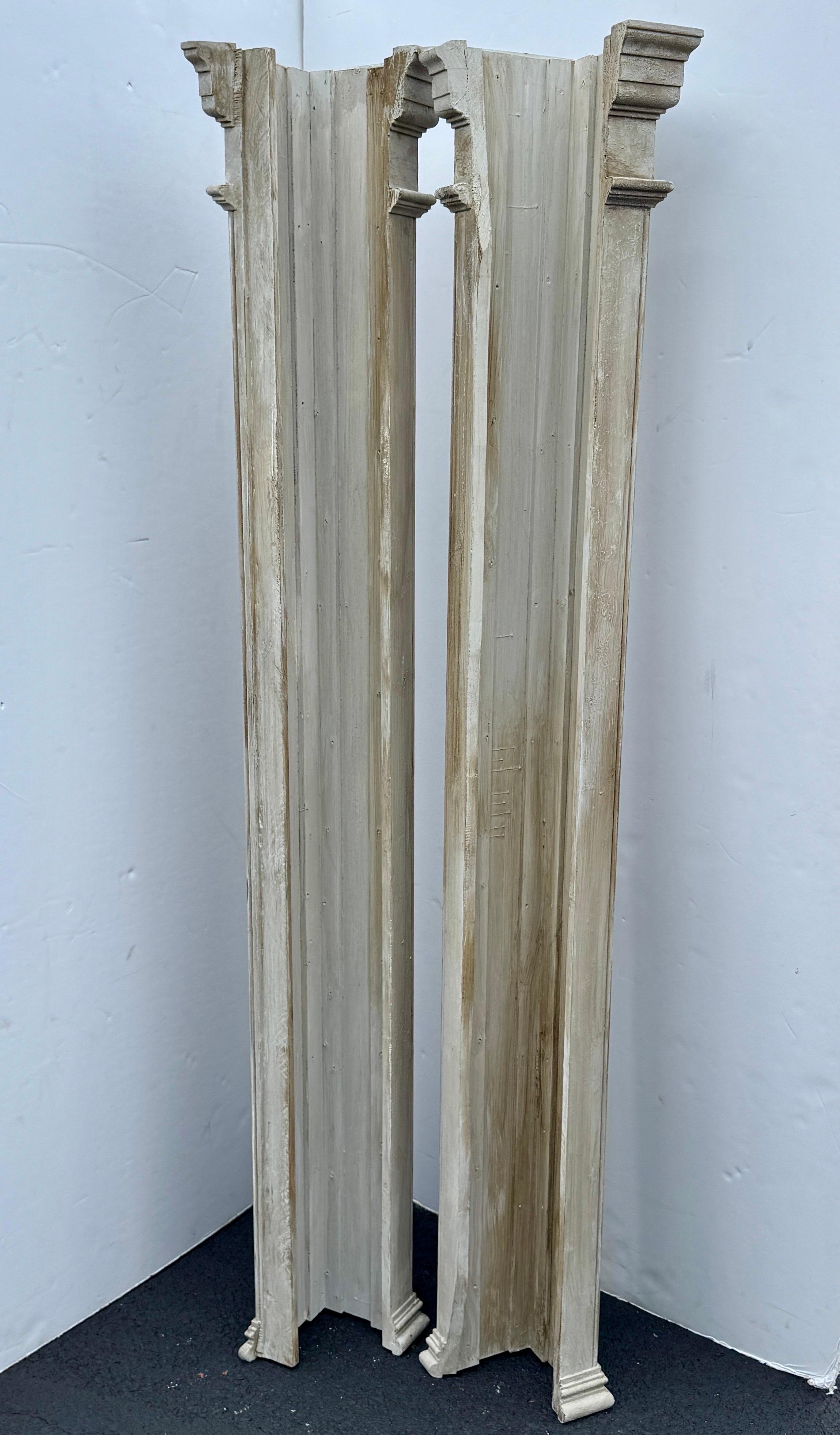 Par de Columnas Esquineras Altas Acanaladas Gustavianas de Madera Pintada en venta 9