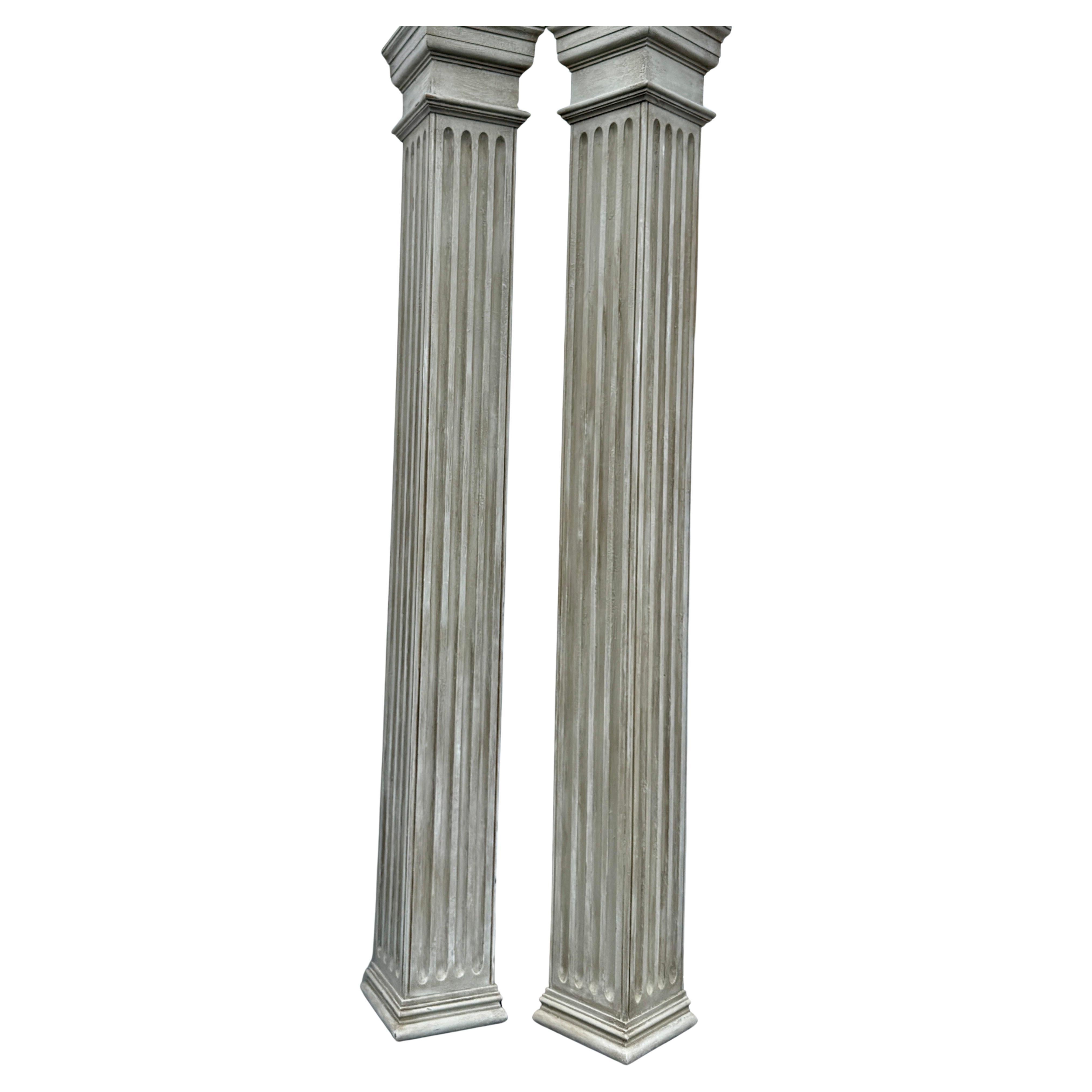 Pareja de Columnas Esquineras Altas de Principios de 1900 Acanaladas y Pintadas a la Gustaviana en Madera.
Lleva la arquitectura clásica a tu casa con estas impresionantes columnas esquineras vintage pintadas en un color gris Gustavian. Sin duda, un