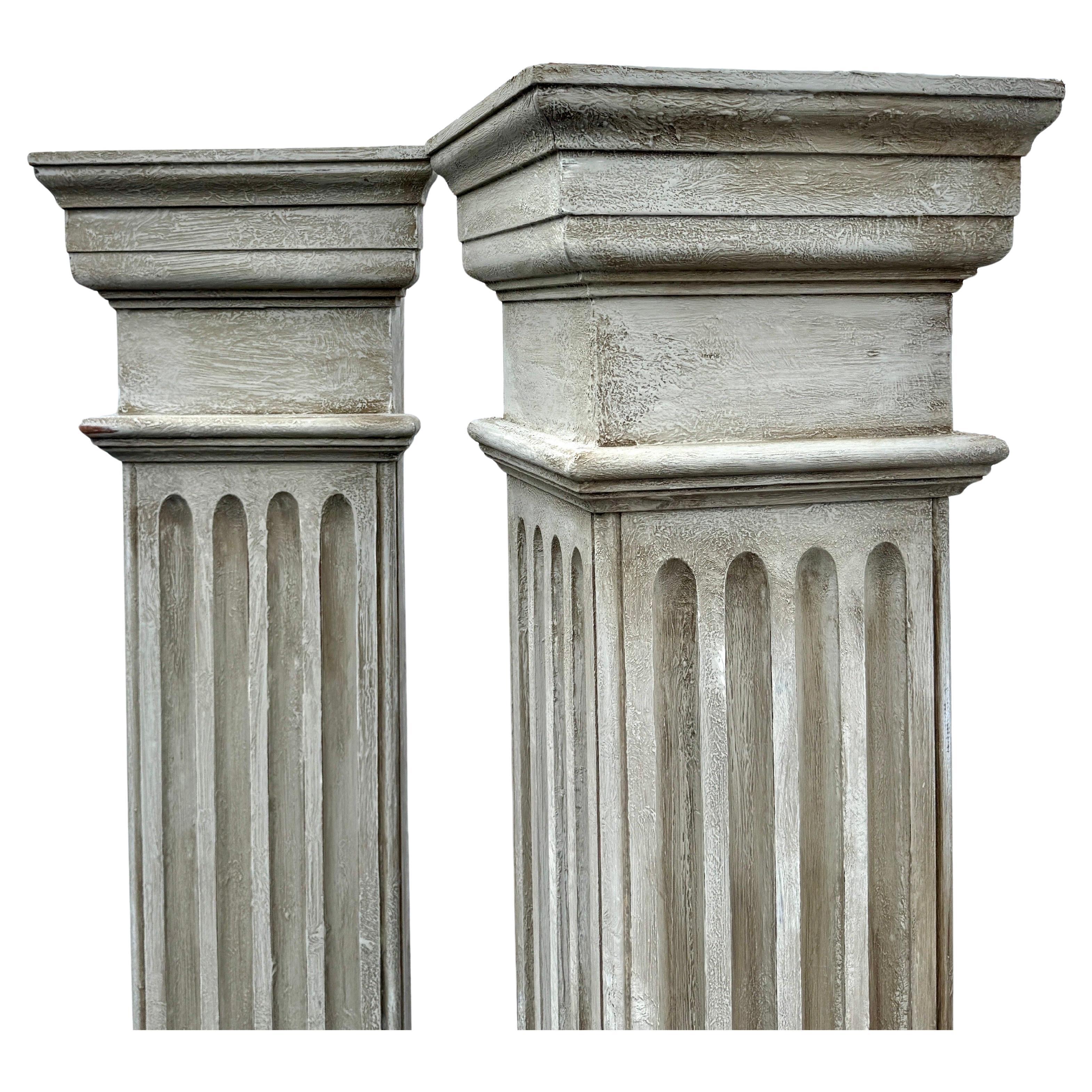 Par de Columnas Esquineras Altas Acanaladas Gustavianas de Madera Pintada Romano clásico en venta