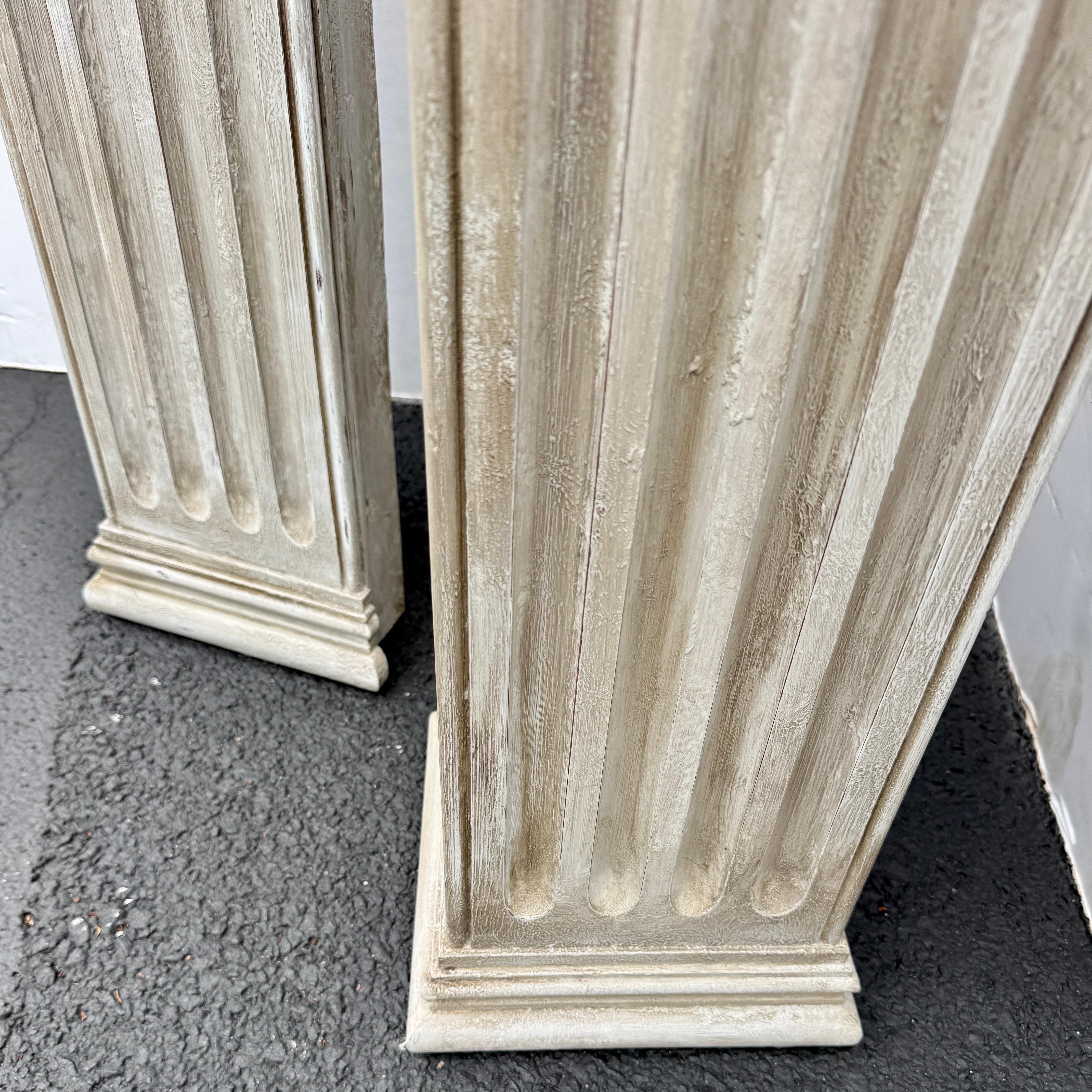 Par de Columnas Esquineras Altas Acanaladas Gustavianas de Madera Pintada Europeo en venta