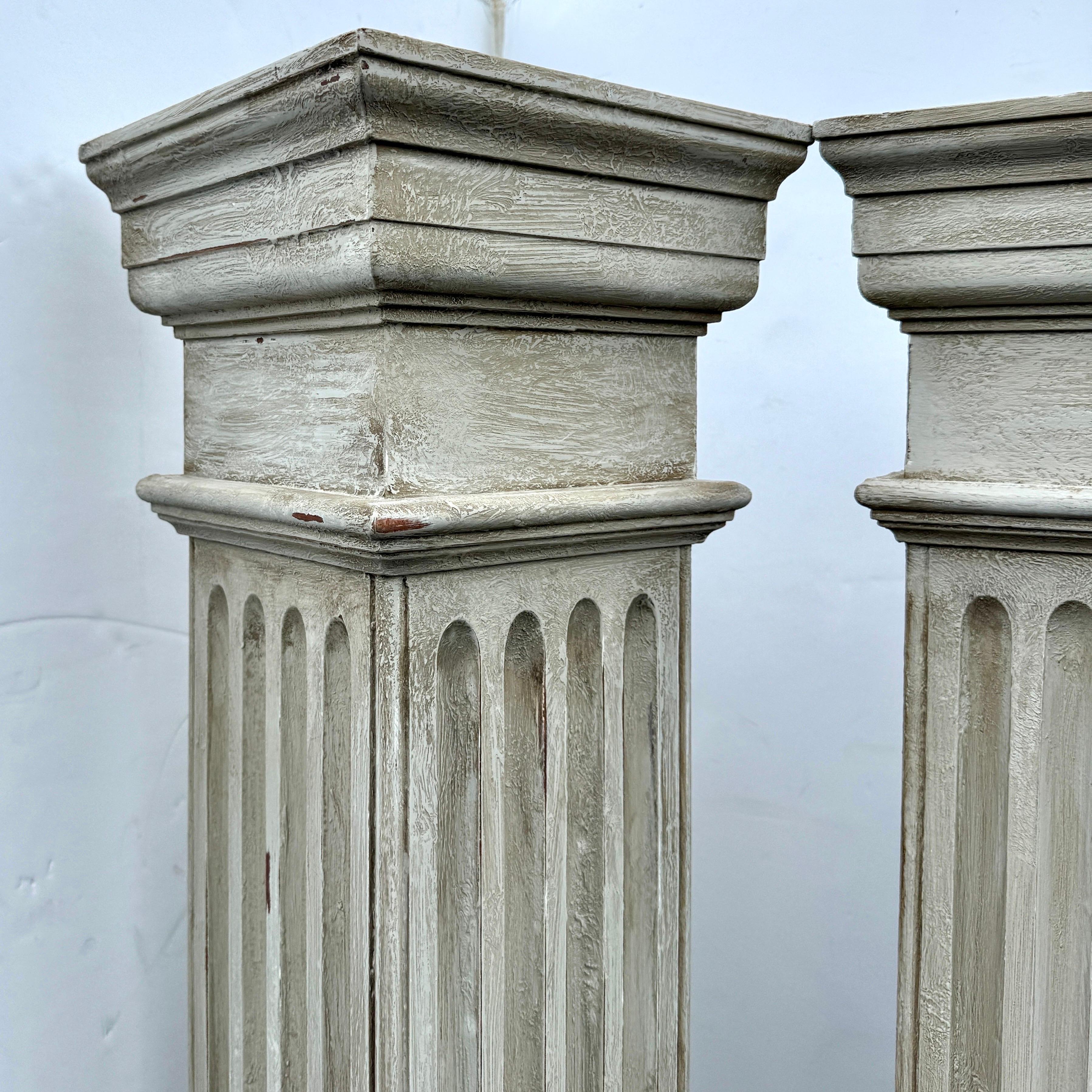 Par de Columnas Esquineras Altas Acanaladas Gustavianas de Madera Pintada Pintado a mano en venta