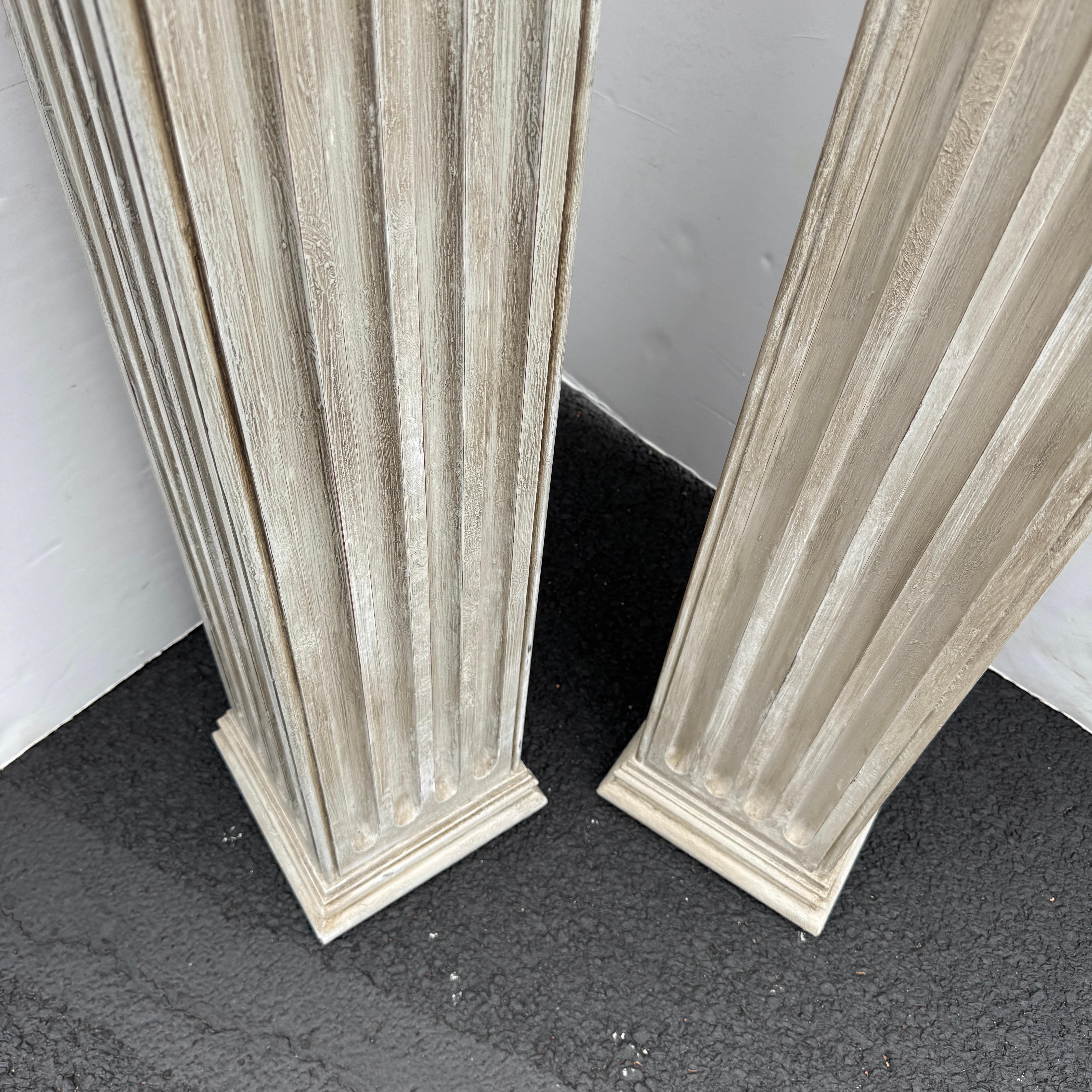 Par de Columnas Esquineras Altas Acanaladas Gustavianas de Madera Pintada en Bueno estado para la venta en Haddonfield, NJ
