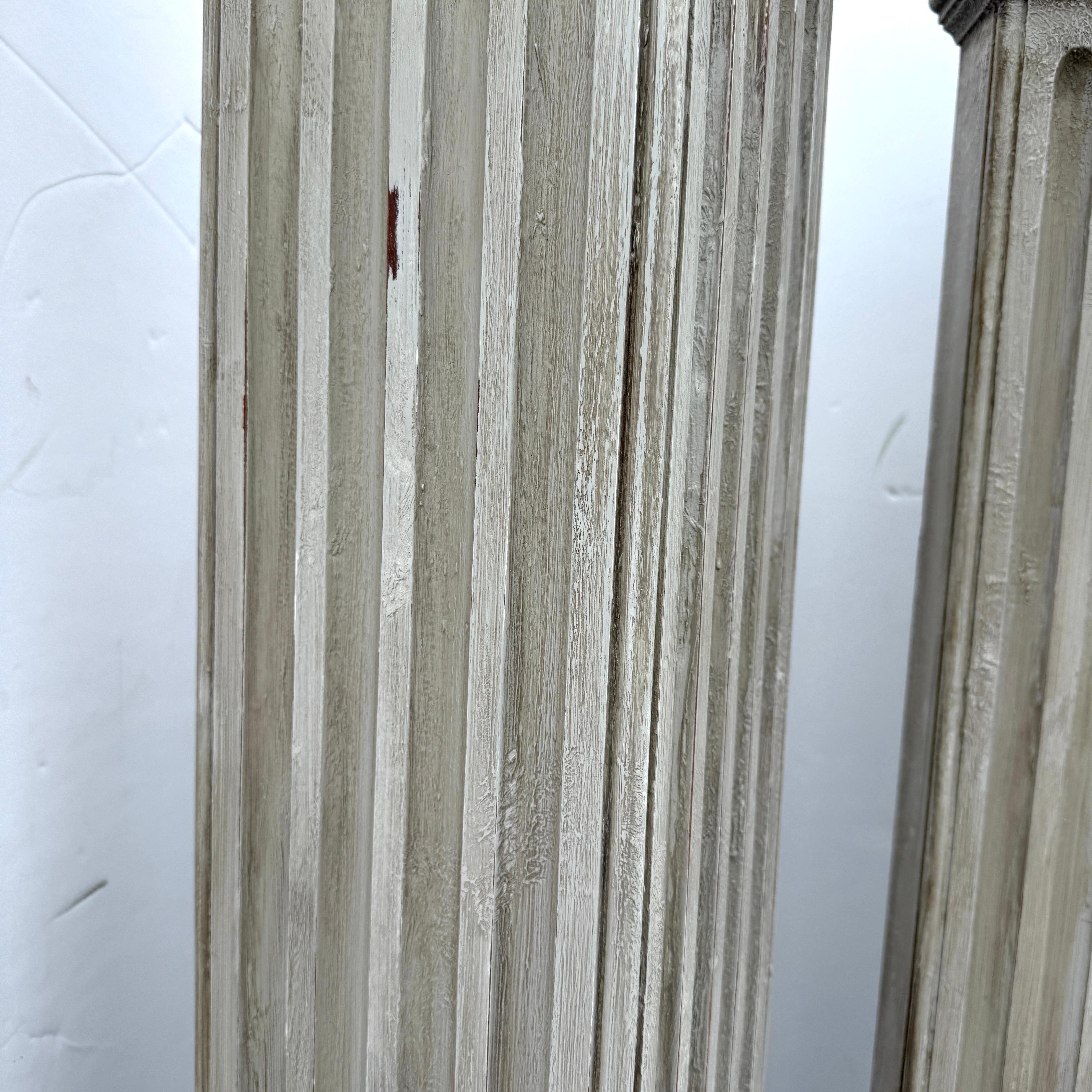 Par de Columnas Esquineras Altas Acanaladas Gustavianas de Madera Pintada siglo XX en venta