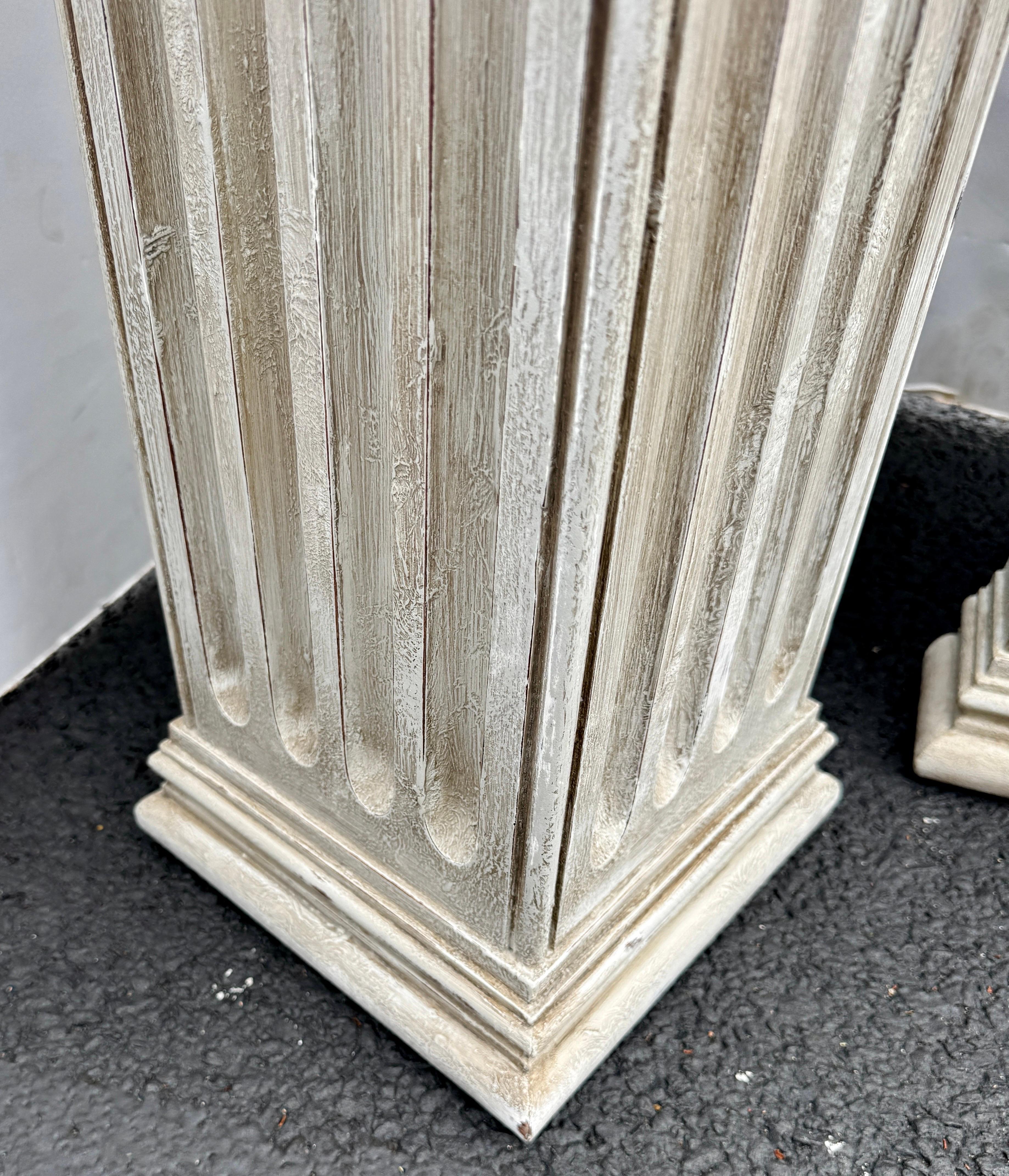 Par de Columnas Esquineras Altas Acanaladas Gustavianas de Madera Pintada en venta 1