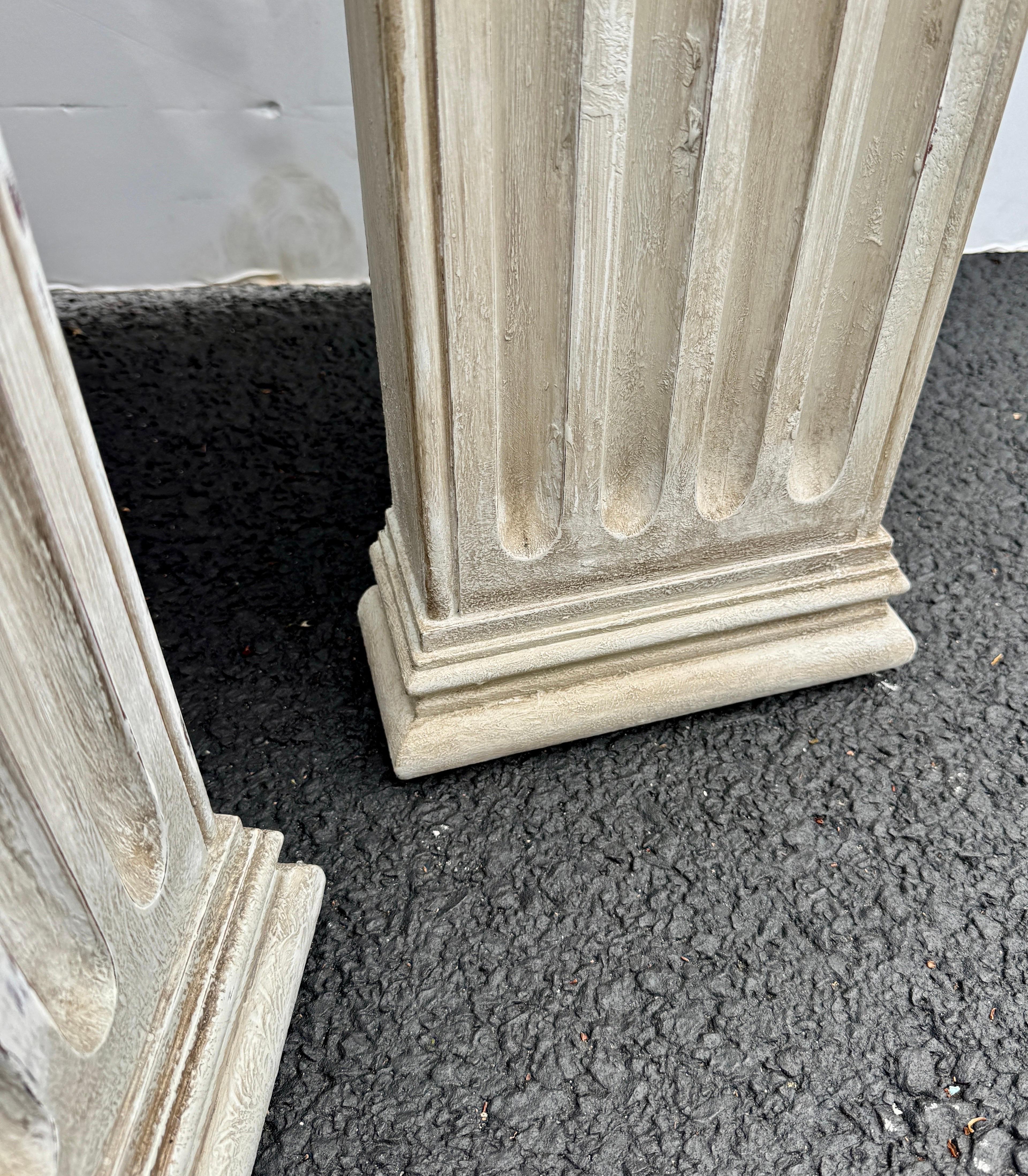 Par de Columnas Esquineras Altas Acanaladas Gustavianas de Madera Pintada en venta 2