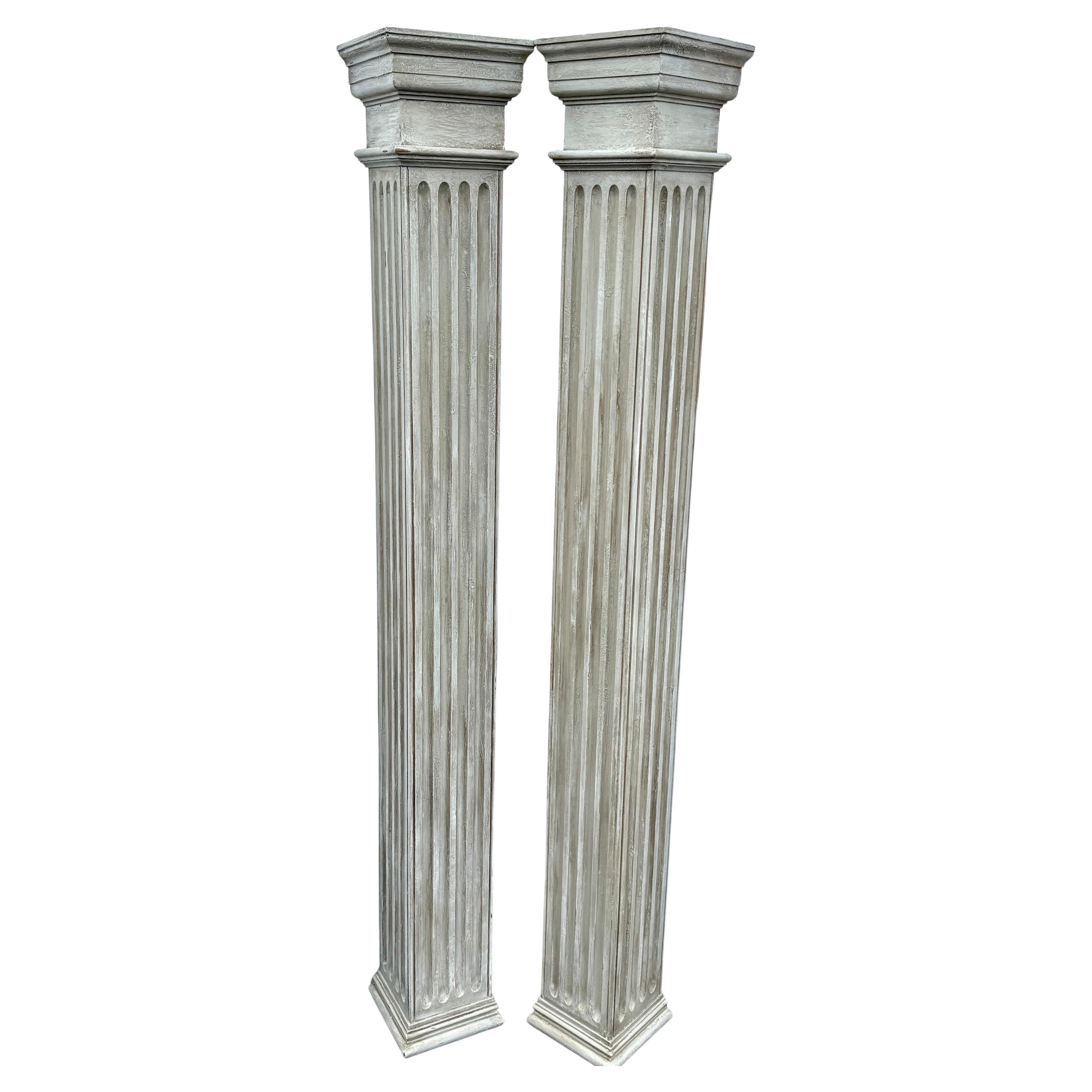 Paire de hautes colonnes d'angle cannelées en bois peint de style gustavien