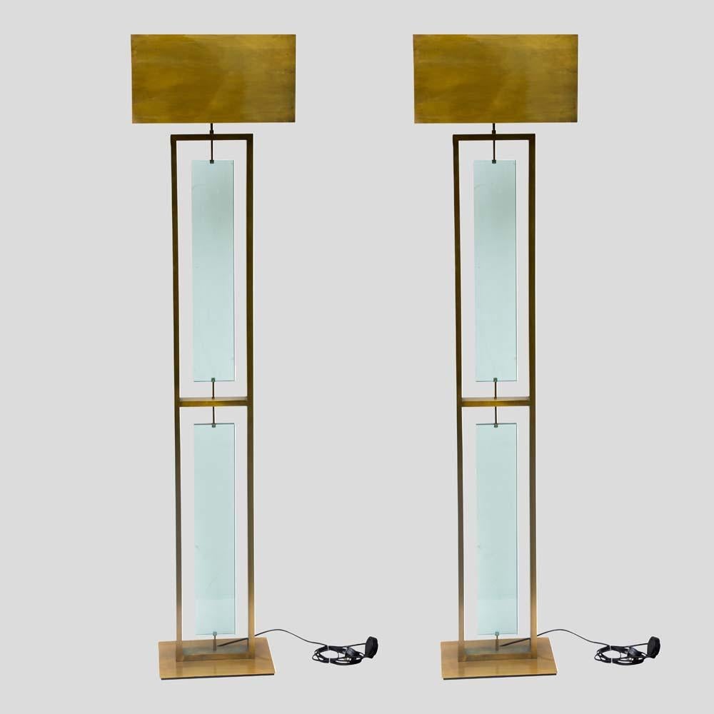 Pair of Tall Fontana Arte Style Brass and Clear Glass Floor Lamps Italian Design In Good Condition For Sale In London, GB